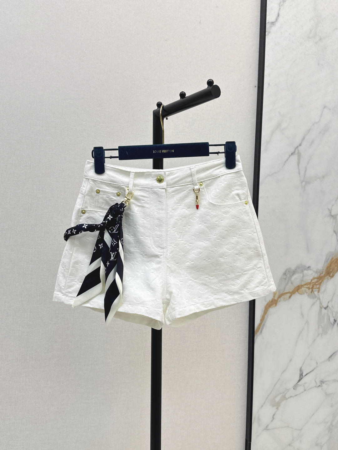 NO:449659,L Home 25Ss—————The latest presbyterian jacquard white denim series in early autumn. Sleeveless dress + jacket + straight trousers + high-waist shorts + customized presbyterian jacquard wash white denim fabric. Versatile and refreshing and fashionable. Low-key and fashionable. Classic style. A series of matching with the upper body and not picky about the figure. Slimming and white and versatile. SML shorts are available in stock. Shorts, louis vuitton, skirts, shorts, jackets & coats, jackets & coats, alexander wang19860909L家 25Ss————早秋最新款老花提花白色牛仔系列 无袖连衣裙+夹克外套+直筒长裤+高腰短裤+ 定制老花提花洗水白牛仔面料 百搭又清爽时髦 低调又时髦 经典版型 一系列搭配上身不挑身材 显瘦显白还百搭 一色现货发售sml 短裤,,louis vuitton,skirts,shorts,jackets & coats,jackets & coats,alexander wang,Women's clothing