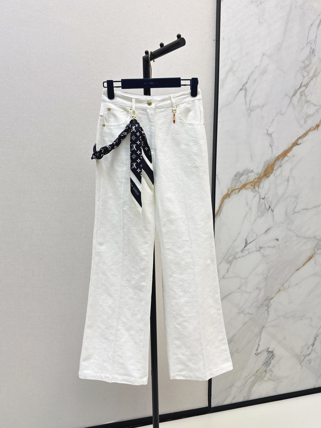 NO:449652,L Home 25Ss——————The latest presbyterian jacquard white denim series in early autumn. Sleeveless dress + jacket + straight trousers + high-waist shorts + customized presbyterian jacquard wash white denim fabric. Versatile, refreshing and fashionable. Low-key and fashionable. Classic style. A series of matching with the upper body and not picky about the figure. Slimming and white and versatile. SML trousers, louis vuitton, skirts, shorts, jackets & coats, jackets & coats, alexander wang19860909L家 25Ss————早秋最新款老花提花白色牛仔系列 无袖连衣裙+夹克外套+直筒长裤+高腰短裤+ 定制老花提花洗水白牛仔面料 百搭又清爽时髦 低调又时髦 经典版型 一系列搭配上身不挑身材 显瘦显白还百搭 一色现货发售sml  长裤,,louis vuitton,skirts,shorts,jackets & coats,jackets & coats,alexander wang,Women's clothing