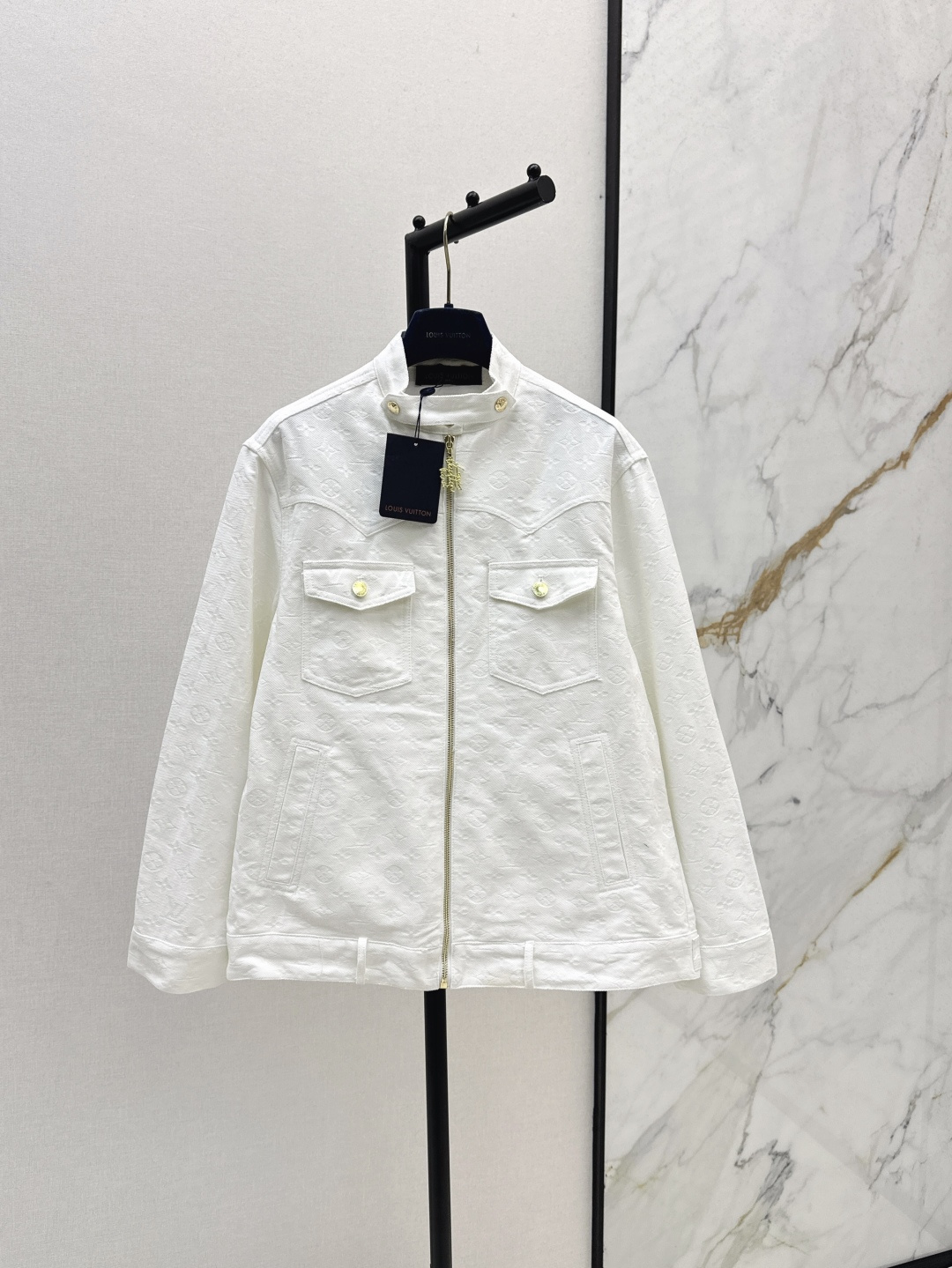 NO:449657,L Home 25Ss——————The latest presbyterian jacquard white denim series in early autumn. Sleeveless dress + jacket + straight trousers + high-waist shorts + customized presbyterian jacquard wash white denim fabric. Versatile and refreshing and fashionable. Low-key and fashionable. Classic style. A series of matching with the upper body and not picky about the figure. Slimming and white and versatile. SML jackets are available in stock., louis vuitton, skirts, shorts, jackets & coats, jackets & coats, alexander wang19860909L家 25Ss————早秋最新款老花提花白色牛仔系列 无袖连衣裙+夹克外套+直筒长裤+高腰短裤+ 定制老花提花洗水白牛仔面料 百搭又清爽时髦 低调又时髦 经典版型 一系列搭配上身不挑身材 显瘦显白还百搭 一色现货发售sml 外套,,louis vuitton,skirts,shorts,jackets & coats,jackets & coats,alexander wang,Women's clothing