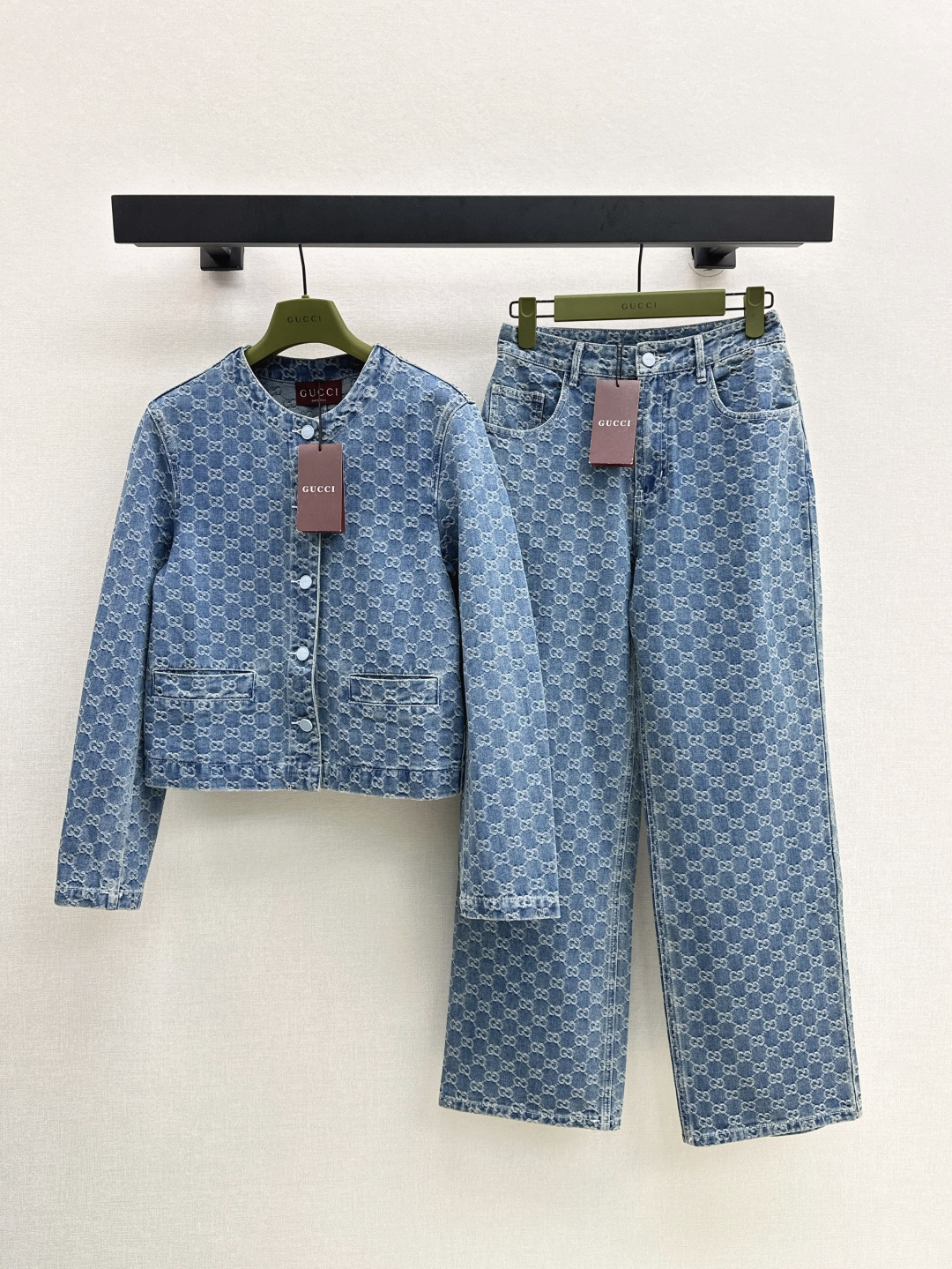 NO:449642,Recommended for the explosive order Gu 25Ss—————The latest classic GG denim suit in early autumn, fashionable GG letter jacquard denim jacket + straight pants. A super good-looking set of fashionable Look~ Retro modern temperament high street fashion. Classic style is not picky and versatile girl age-reducing temperament. Customized jacquard fabric. Super good texture. One color is developed. SML jackets, Jackets & coats, alexander wang19860909爆单推荐 Gu 25Ss————早秋最新款经典GG牛仔套装时髦GG字母提花丹宁牛仔外套+直筒裤 超级好看的一套时髦Look～ 复古摩登气质高街时髦 经典版型不挑人百搭少女减龄气质 定制提花面料 质感超好 一色分开发 现货发售sml 外套,,jackets & coats,alexander wang,Women's clothing