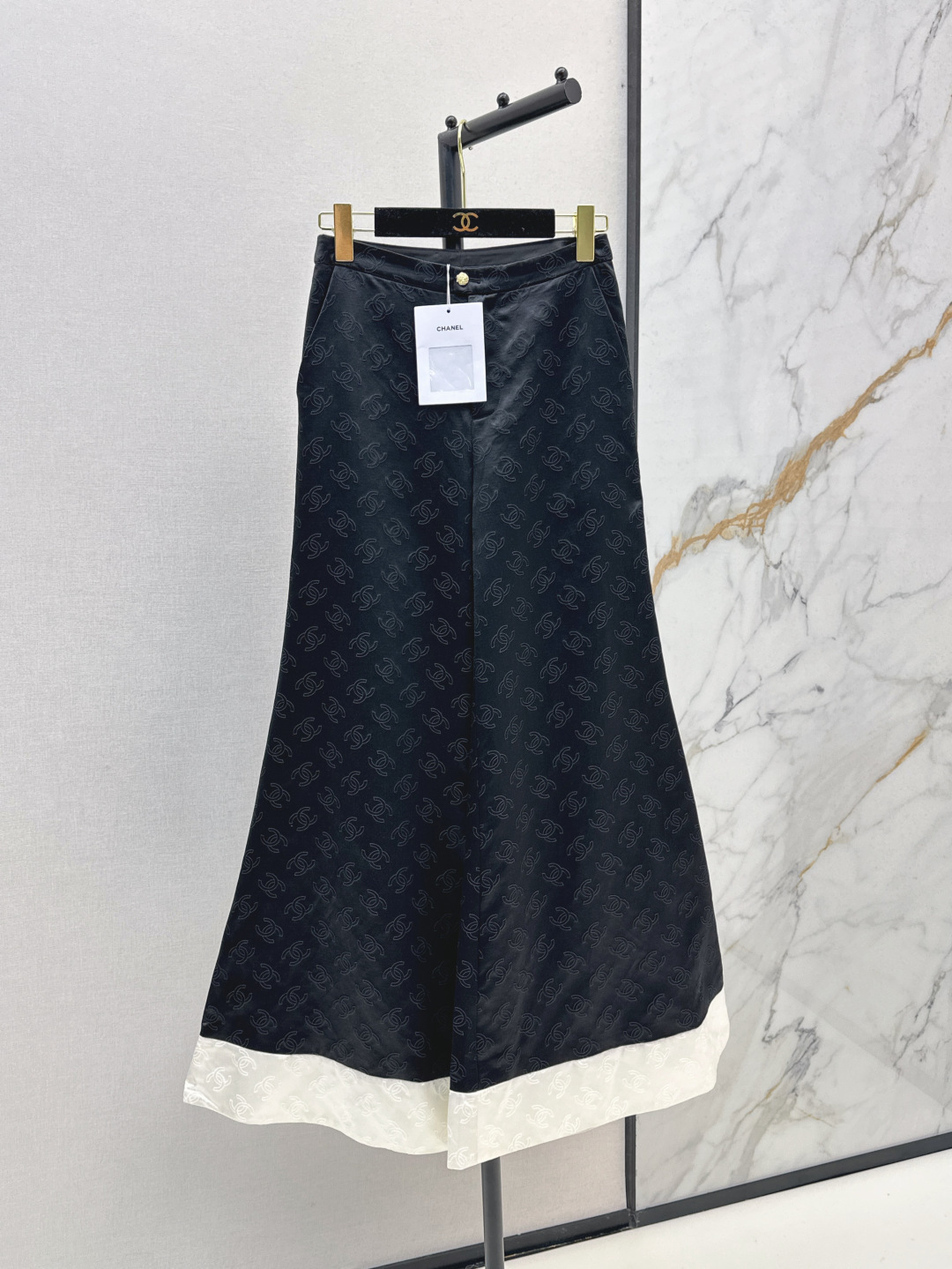 NO:449615,Exclusive first launch C home 25Ss————The latest Coco girl outfits black and white high-quality color-blocked bell-bottom pants for the season, the best must-have for this season, customized double C jacquard silk fabric, 3D three-dimensional tailoring style, huge slim upper body, and aura, sweet and cool celebrity girl-style white and rich beauty must-have high-end products!  Perfect details of mold opening hardware buckle, two colors on-site sml, chanel, real silk, alexander wang19860909独家首发 C家 25Ss————早秋最新款Coco女孩穿搭黑白高级拼色喇叭裤本季最佳必入绝绝子 定制双C提花真丝面料 3D立体剪裁版型上身巨显瘦 自带气场 甜酷名媛少女风白富美必备高级单品！开模五金扣完美细节 两色现货发售sml,,chanel,real silk,alexander wang,Women's clothing