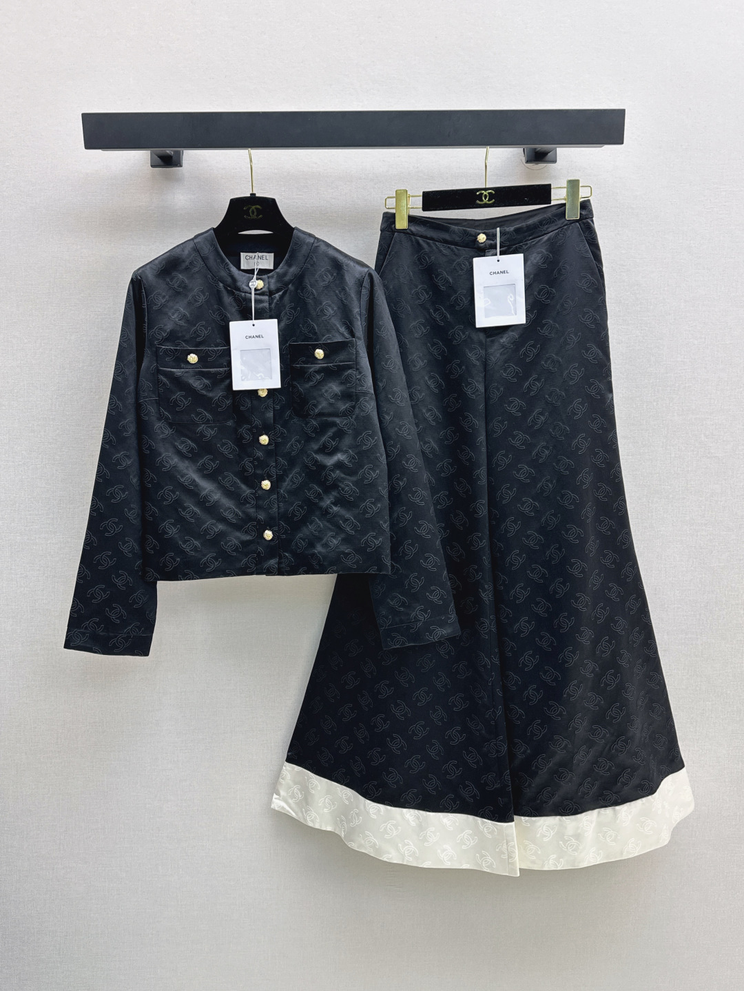 NO:449610,Exclusive first launch C home 25Ss——————The latest Coco girl’s dressing of a celebrity style and small jacket with a celebrity style is the best for this season. Customized double C jacquard silk fabric. 3D three-dimensional cut style. It looks slim with aura. A sweet and cool celebrity girl-style white and rich beauty must have high-end products. The mold opening hardware buckle is perfect details. Two colors are available for sale in stock. SML, chanel, jackets & coats, real silk, alexander wang19860909独家首发 C家 25Ss————早秋最新款Coco女孩穿搭名媛风气质小外套本季最佳必入绝绝子 定制双C提花真丝面料 3D立体剪裁版型上身巨显瘦 自带气场 甜酷名媛少女风白富美必备高级单品 开模五金扣完美细节 两色现货发售sml,,chanel,jackets & coats,real silk,alexander wang,Women's clothing