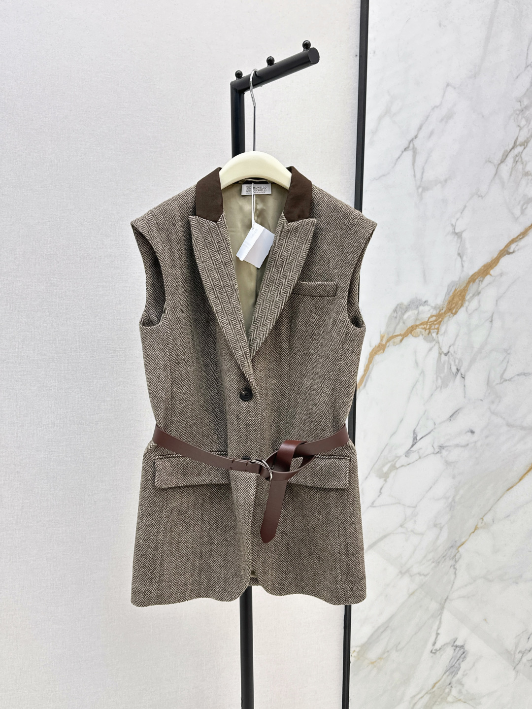 NO:449656,Fashionable old-fashioned style Bc 25Ss———The latest autumn and winter style herringbone silhouette vest jacket with minimalist design. It is very stylish when layered. It is OK to match the turtleneck design sweatshirts. Free to wear it to produce various effects. Very high plasticity. Delivery belt. SML, hoodie, sweatshirts, jackets & coats, alexander wang19860909时髦老钱风穿搭 Bc 25Ss————秋冬最新款人字纹廓形马甲外套 极简设计感 叠穿起来很有范 各种有型 搭配高领设计卫衣都OK 自由穿出各种效果 可塑性很高 配送腰带 一色现货发售sml,,hoodie,sweatshirts,jackets & coats,alexander wang,Women's clothing