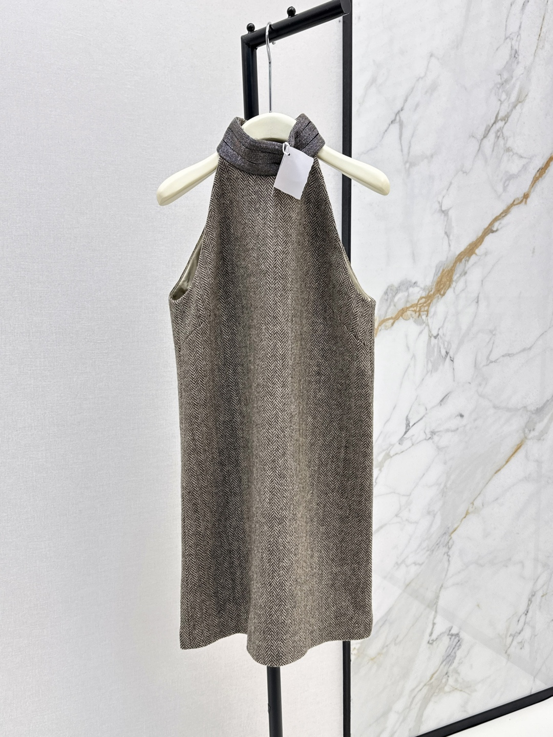 NO:449651,Fashionable old-fashioned style Bc 25Ss———The latest autumn and winter style herringbone sleeveless dress with minimalist design, very stylish, all kinds of stylish, the inner side looks good with shirts or single wear, free to wear various effects, very high plasticity, classic Buling chain decorative collar, light up details, one color is available for sale in stock,, skirts, shirts, alexander wang19860909时髦老钱风穿搭 Bc 25Ss————秋冬最新款人字纹无袖连衣裙极简设计感 叠穿起来很有范 各种有型 内里搭配衬衫穿或者单穿都好看 自由穿出各种效果 可塑性很高 经典的Buling链条装饰领子 点亮细节 一色现货发售sml,,skirts,shirts,alexander wang,Women's clothing