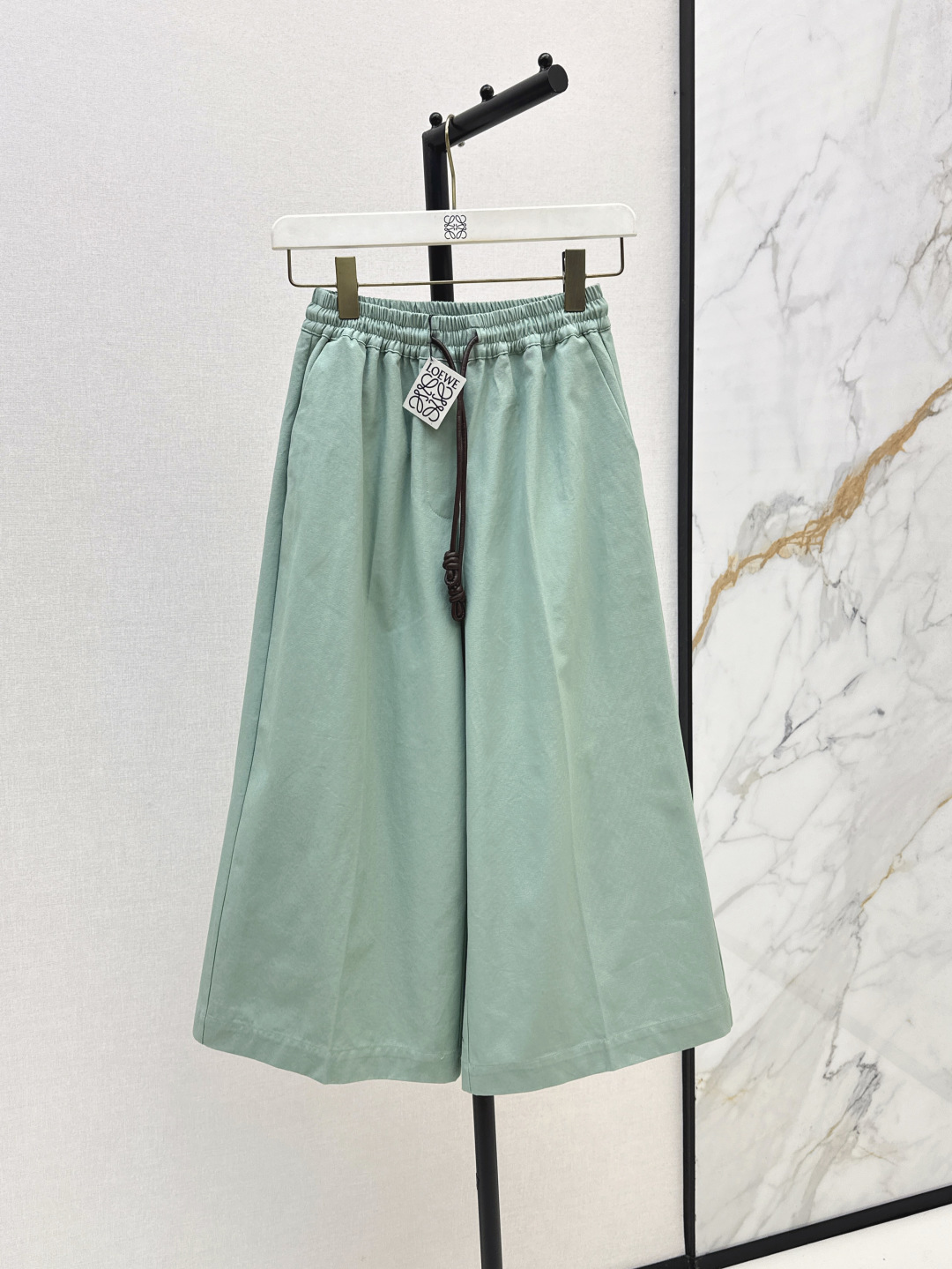 NO:450401,Loe 25Ss—————The latest style of cool and handsome high-end wide-leg straight-leg pants in early autumn, elastic waist design, wide-leg pants, slim upper body, super cool, free and casual casual and fashionable pants, low-key and luxurious badge embroidery design, cool and casual temperament items, imported pure cotton fabric, excellent texture, three-color spot sml,,loewe,alexander wang19860909Loe 25Ss————早秋最新款潇洒帅气的高级阔腿直筒裤松紧腰设计阔腿裤型显瘦上身超飒 自由随性休闲时髦裤型 低调奢华的徽章刺绣设计感超赞 飒爽随性气质单品 进口纯棉布面料挺阔质感超赞 三色现货发售sml,,loewe,alexander wang,Women's clothing