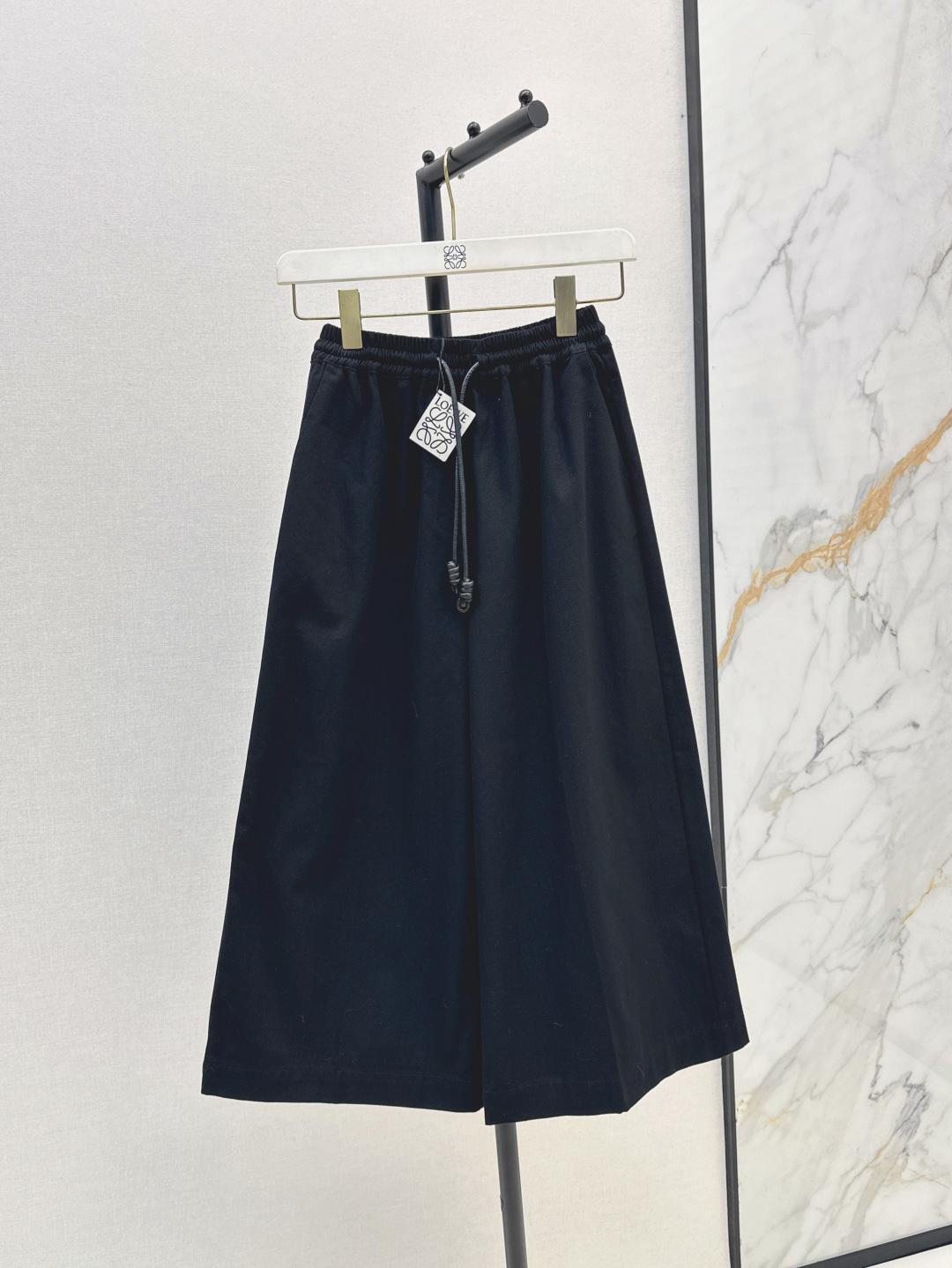 NO:450397,Loe 25Ss—————The latest style of cool and handsome high-end wide-leg straight-leg pants in early autumn, elastic waist design, wide-leg pants, slim upper body, super cool, free and casual casual and fashionable pants, low-key and luxurious badge embroidery design, cool and casual temperament items, imported pure cotton fabric, excellent texture, three-color spot sml,,loewe,alexander wang19860909Loe 25Ss————早秋最新款潇洒帅气的高级阔腿直筒裤松紧腰设计阔腿裤型显瘦上身超飒 自由随性休闲时髦裤型 低调奢华的徽章刺绣设计感超赞 飒爽随性气质单品 进口纯棉布面料挺阔质感超赞 三色现货发售sml,,loewe,alexander wang,Women's clothing