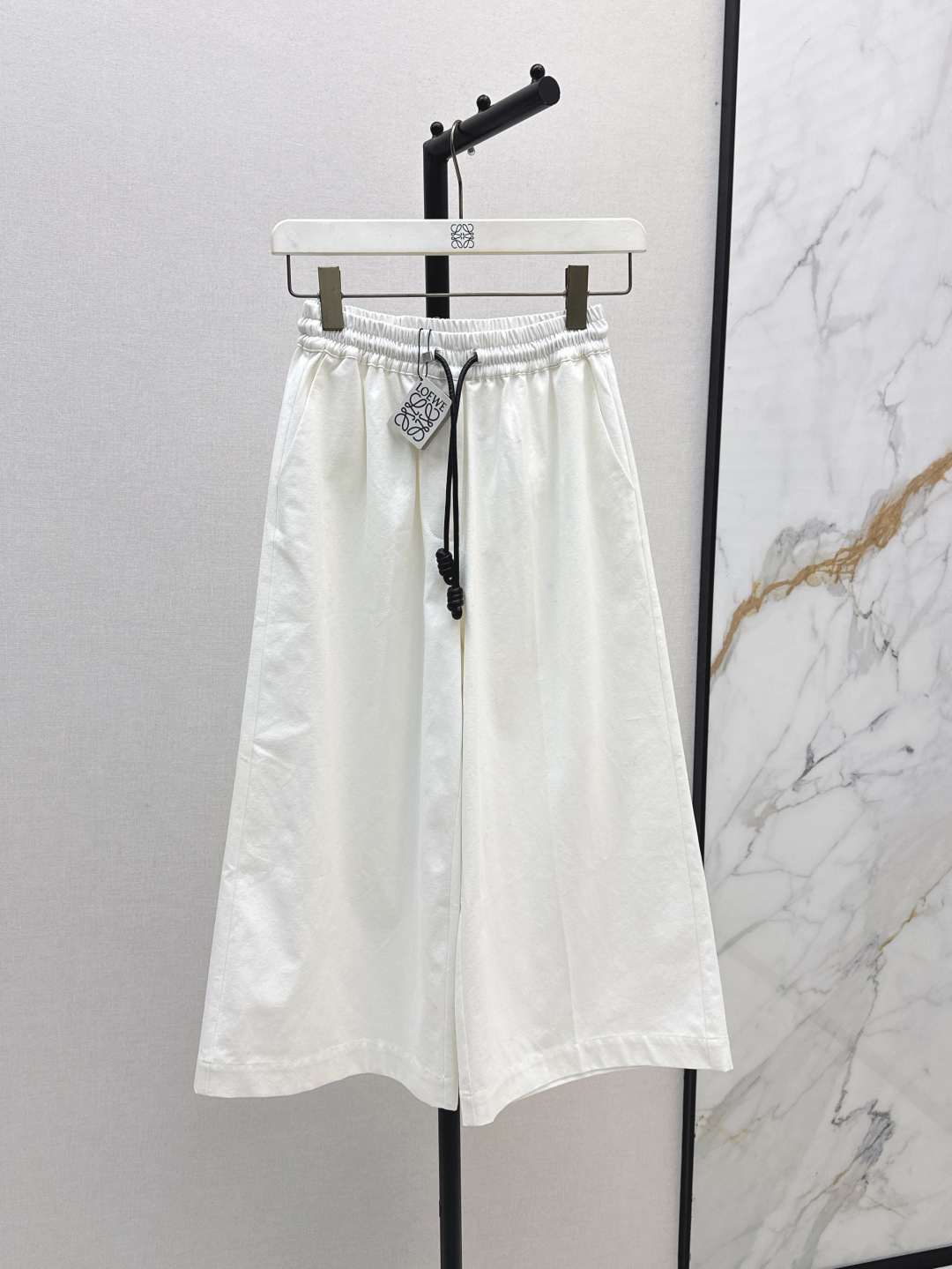 NO:450391,Loe 25Ss—————The latest style of cool and handsome high-end wide-leg straight-leg pants in early autumn, elastic waist design, wide-leg pants, slim upper body, super cool, free and casual casual and fashionable pants, low-key and luxurious badge embroidery design, cool and casual temperament items, imported pure cotton fabric, excellent texture, three-color spot sml,,loewe,alexander wang19860909Loe 25Ss————早秋最新款潇洒帅气的高级阔腿直筒裤松紧腰设计阔腿裤型显瘦上身超飒 自由随性休闲时髦裤型 低调奢华的徽章刺绣设计感超赞 飒爽随性气质单品 进口纯棉布面料挺阔质感超赞 三色现货发售sml,,loewe,alexander wang,Women's clothing