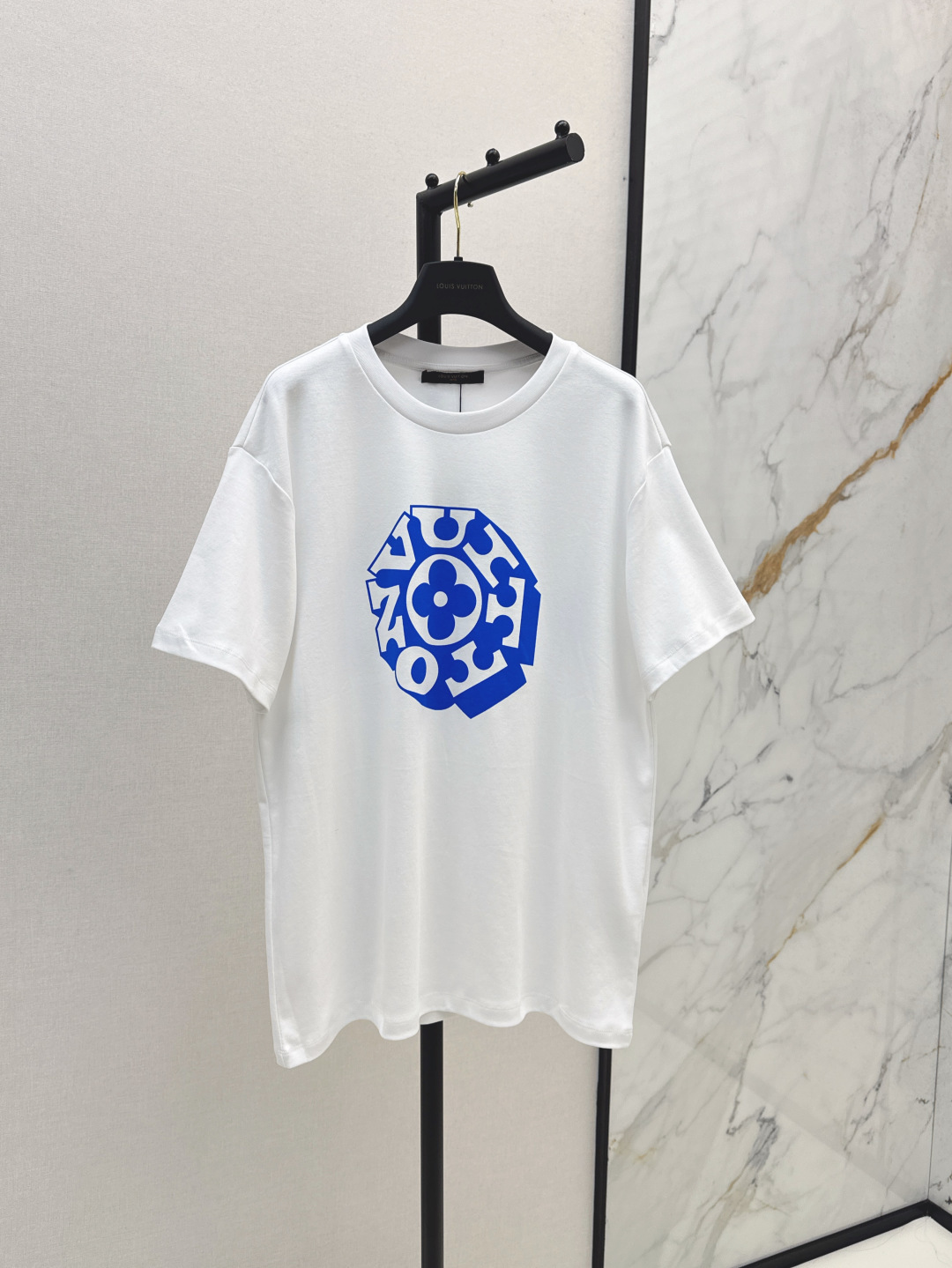 NO:450379,L Home 25Ss———The latest spring and summer logo pattern printed short-sleeved T-shirt recommended styles are super contrasting colors matching elements. The style is the basic loose style. The contrasting colors on the chest are very eye-catching. It is versatile and fashionable. The upper body is absolutely unique. One color is available for sale in stock. sml, louis vuitton, T-shirt,tees, t-shirt,alexander wang19860909L家 25Ss———春夏最新款logo图案印花短袖T恤 推荐款超赞撞色搭配元素 版型是基础宽松版型 胸前撞色logo很吸睛感 百搭又很时髦 上身绝绝子 一色现货发售sml,,louis vuitton,T-shirt,tees，t-shirt,alexander wang,Women's clothing