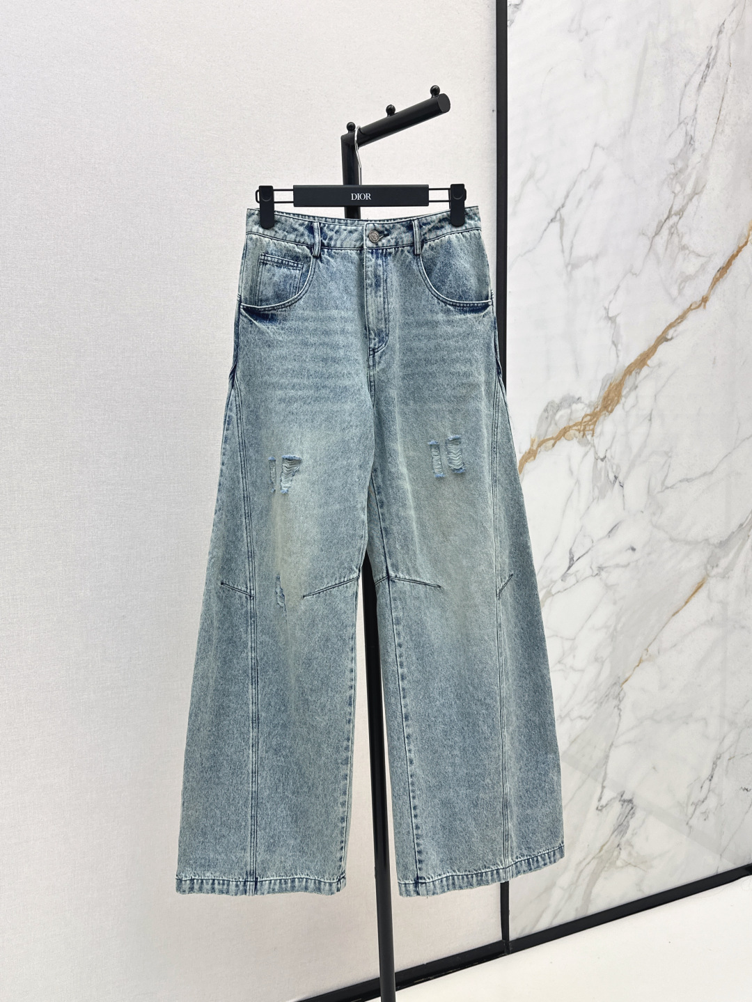 NO:450373,CD 25Ss—————The latest style of old wide-leg jeans in early autumn, using imported pure cotton fabric, soft and comfortable, wide-leg straight-leg style, upper body covers flesh and makes you look slim, any leg shape can be controlled, modify the leg shape is invisible, sweet or salty, high-end and fashionable, one-color spot on sale, sml, jeans, alexander wang19860909CD 25Ss————早秋最新款做旧阔腿牛仔裤 采用进口纯棉面料 质地柔软舒适 阔腿直筒版型 上身遮肉显瘦 任何腿型都能驾驭 修饰腿形于无形 可甜可盐 高级又时髦 一色现货发售sml,,jeans,alexander wang,Women's clothing