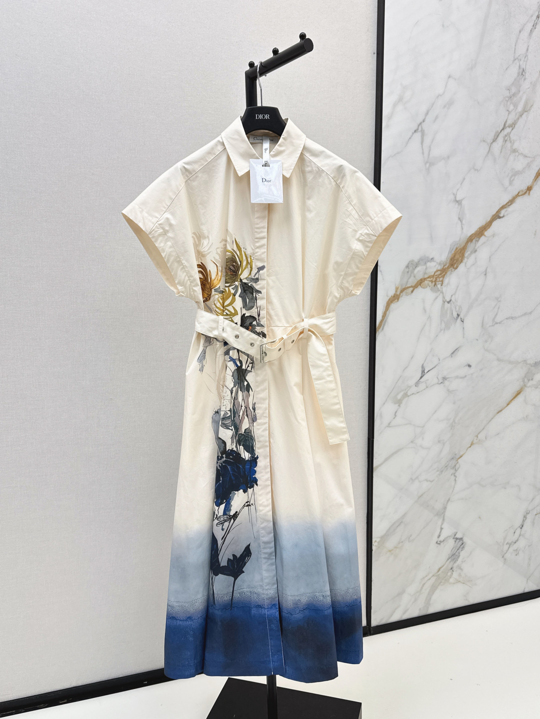 NO:450367,CD 25Ss—————The latest lapel lining-style flying-sleeved dress in early autumn. Classic lapel single-breasted design. Ink and floral pattern highlights the brand’s charm. Gradient design is high-end and fashionable. A waist is equipped with a cloth belt to create waist-hugging details. The upper body perfectly divides the body proportions. Daily slimming and long legs. The big skirt is sweet and cool and age-reducing. The upper body is simply amazing. Simple and durable. Super slimming and covering the flesh. It is good for daily dates and shopping. SML is available in stock,, skirts, alexander wang.19860909CD 25Ss————早秋最新款翻领衬式飞飞袖连衣裙 经典翻领单排扣设计 水墨花卉图案彰显品牌魅力 渐变设计高级又时髦 腰间配有本布腰带打造收腰细节 上身完美分割身材比例 日常显瘦显腿长 大裙摆甜酷又减龄 上身简直绝啦 简约耐看 超级显瘦遮肉 日常约会逛街都不错 一色现货发售sml,,skirts,alexander wang,Women's clothing