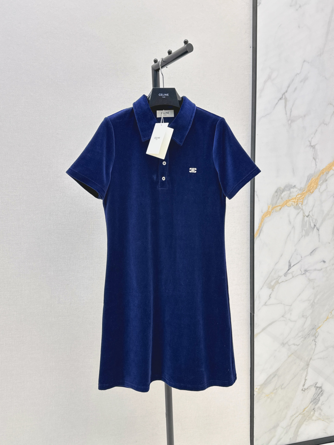 NO:450361,CE 25Ss—————The latest velvet dress in early autumn Custom imported velvet cotton material Texture glossy Vertical high-end Lapel polo dress cut The upper body presents a slack and lazy style The whole body is delicate and suede texture Full of luster Button Half-plate Increases the beautiful and casual feeling of outfits The inner wear is brilliant and fashionable The Arc de Triomphe logo is embellished on the chest to highlight the brand style Straight cut Inclusive body shape Slimming and high-end One-color sml, Skirts, Alexander wang19860909CE 25Ss————早秋最新款丝绒连衣裙 定制进口丝绒棉材质 质感光泽 垂顺高级 翻领polo连衣裙裁剪 上身呈现松弛慵懒的穿搭格调 通体细腻绒面质感 光泽十足 钮扣半开襟 增加穿搭美高休闲感 单穿内搭都出彩时髦 胸前点缀凯旋门徽标 凸显品牌格调 直筒剪裁 包容身型 显瘦高级 一色现货发售sml,,skirts,alexander wang,Women's clothing