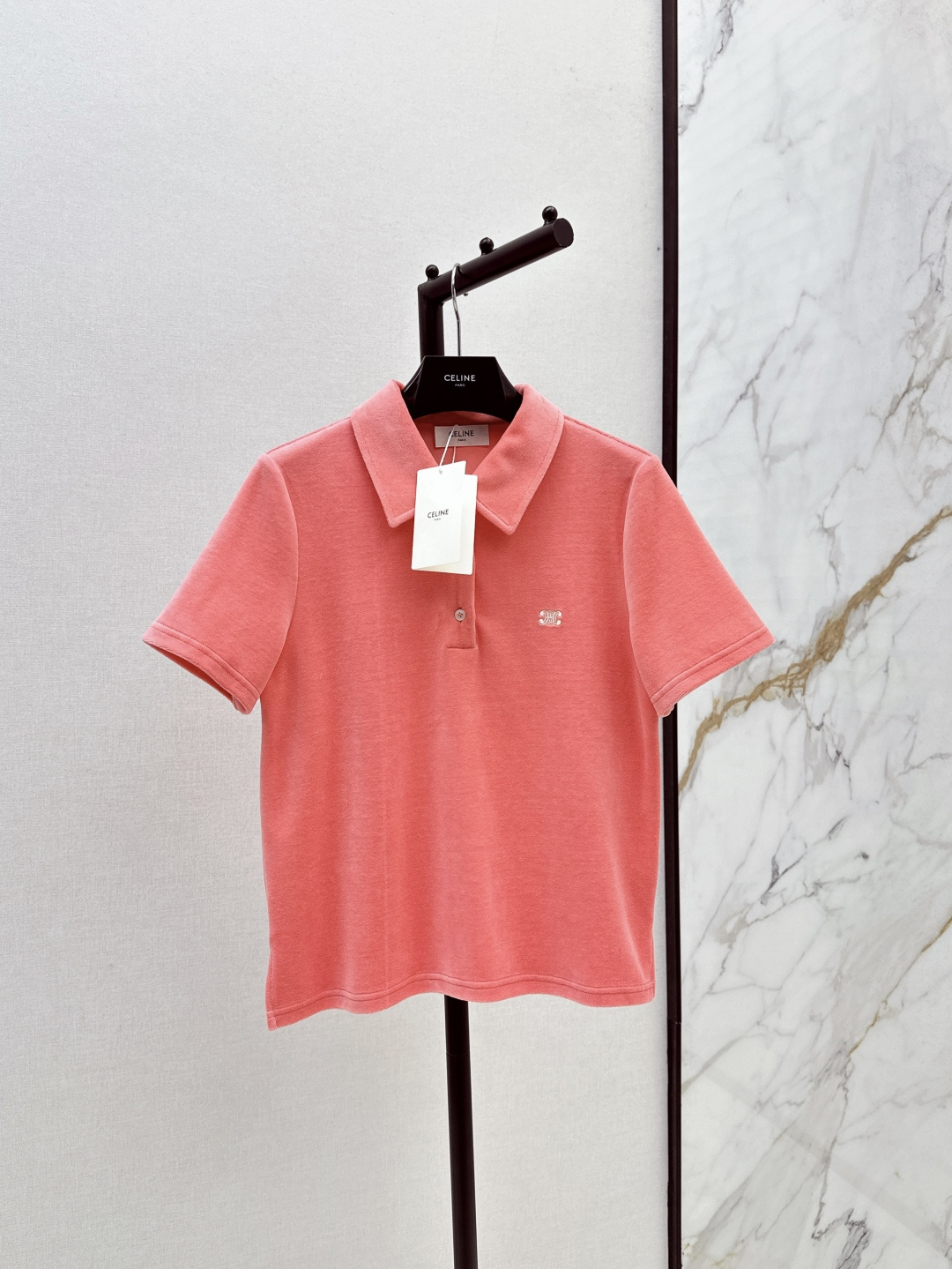 NO:450355,CE 25Ss———————The latest polo lapel top custom imported velvet fabric in early autumn. The texture is delicate and smooth. The lapel top is cut. The upper body shows a casual and lazy style. The button half-opening increases the outfit's beautiful and casual feeling. The inner wear is brilliant and fashionable. The letter logo on the chest highlights the brand style. Regular style cut. Bright colors. The upper body is fashionable and age-reducing. One-color sml, alexander wang.19860909CE 25Ss————早秋最新款polo翻领上衣定制进口丝绒面料 质感细腻 光泽柔滑 翻领上衣裁剪 上身呈现休闲慵懒的穿搭格调 钮扣半开襟增加穿搭美高休闲感 单穿内搭都出彩时髦 胸前点缀字母徽标 凸显品牌格调 常规版型剪裁 鲜艳色彩 上身时髦减龄 一色现货发售sml,,alexander wang,Women's clothing