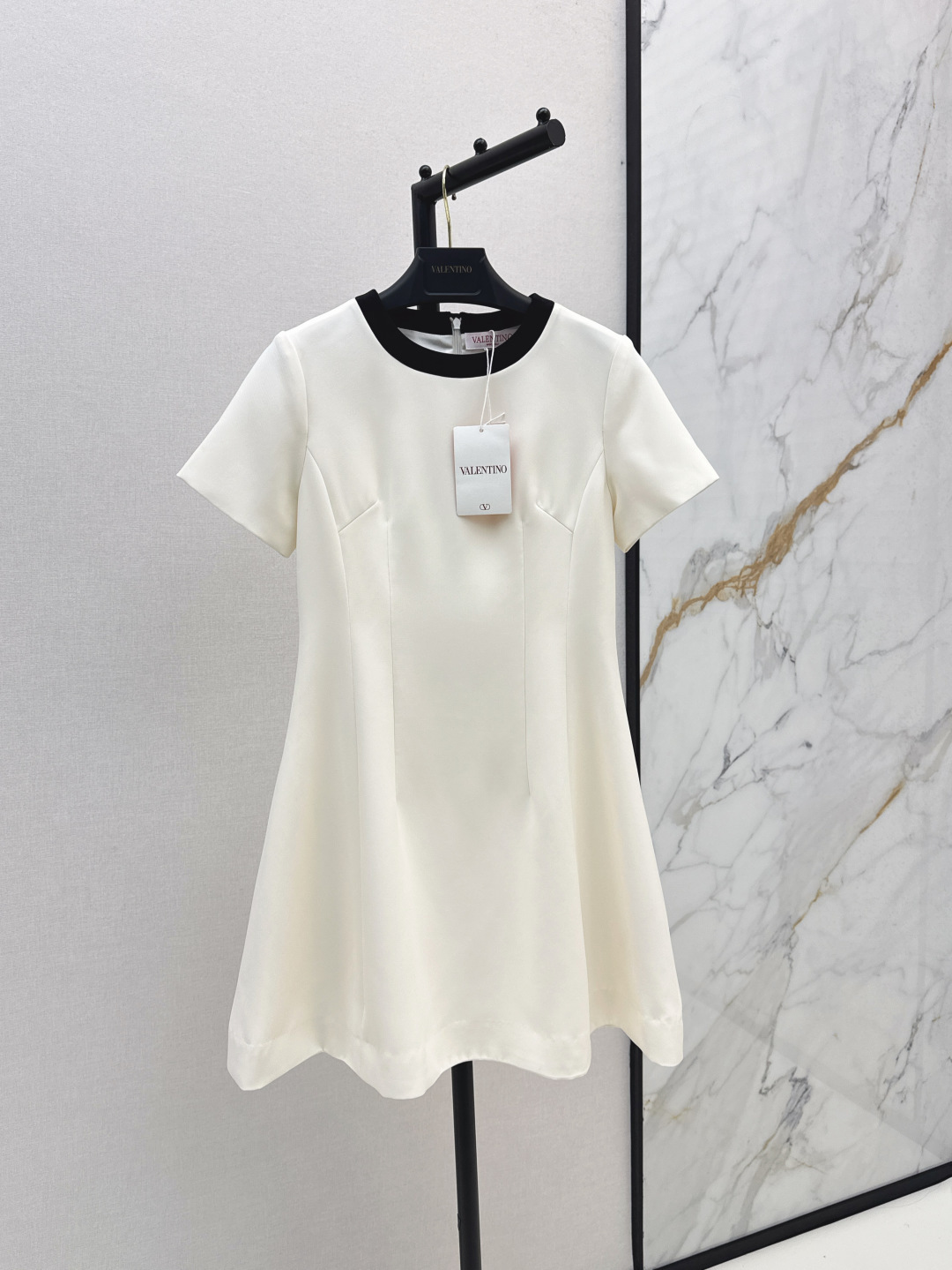 NO:450346,VLTN 25Ss————The latest spring and summer contrasting edge bow dress, a pretty girlish feeling, sweet and salty, age-reducing girlish style, small A-line cut style, versatile and not picky, high-end black and white tone, simple and generous, custom fabric texture, very high practical wear, easy to grasp everyday date and commuting, one-color spot sml, skirts, alexander wang19860909VLTN 25Ss————春夏最新款撞色边蝴蝶结连衣裙 妥妥的娇俏千金感 可甜可盐减龄少女风 小A字剪裁版型百搭不挑人 高级黑白调简洁大方 定制面料质感超赞 实穿度非常高日常约会通勤都轻松拿捏了 一色现货发售sml,,skirts,alexander wang,Women's clothing