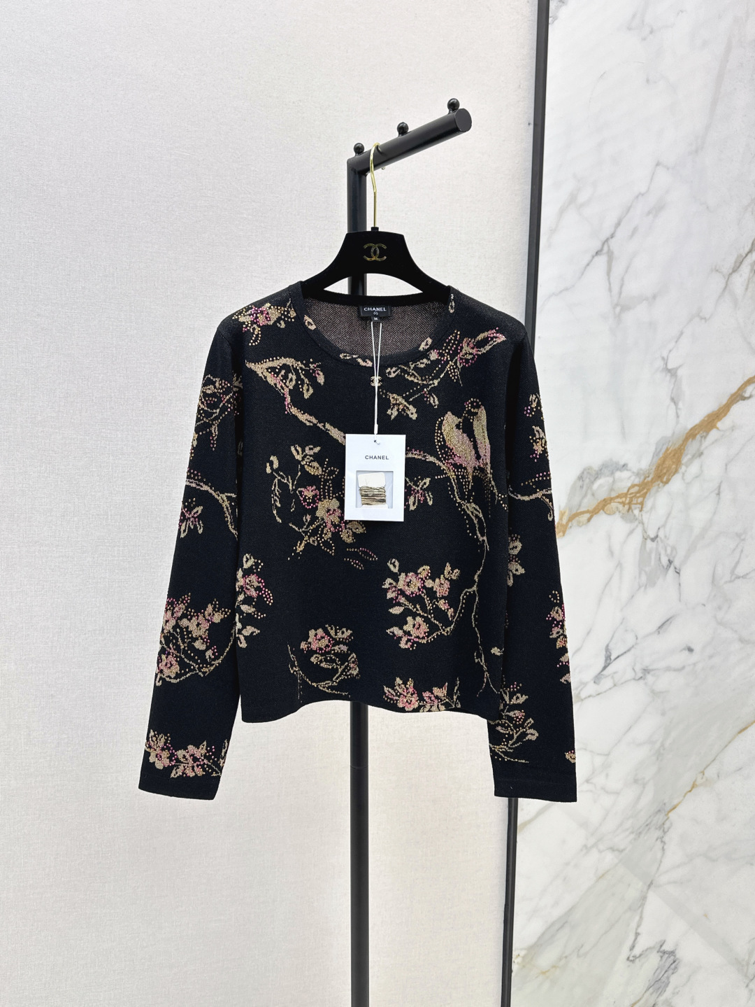 NO:450378,C home 25Ss———————The latest Chinese crochet knitted sweater custom wool yarn weaving density fine knitted clear wool texture comfortable and skin-friendly Threaded round neck fall shoulder cut to create a lazy and relaxed feeling The whole body crochet craft restores the pattern of flower and leaf swallows. Matched with silver gorgeous and new Chinese style. Regular loose style. Inclusive body. Fashionable dressing style. SML, Chanel, sweaters, alexander wang19860909C家 25Ss————早秋最新款中式钩花针织毛衣定制羊毛纱线织造 密度细针织造 清晰毛感肌理 舒适亲肤 螺纹圆领落肩剪裁 穿出慵懒松弛感 通体钩花工艺还原花叶燕子图案 搭配银华丽不失新中式风格 常规宽松版型 包容身材 穿搭风格时髦 一色现货发售sml,,chanel,sweaters,alexander wang,Women's clothing