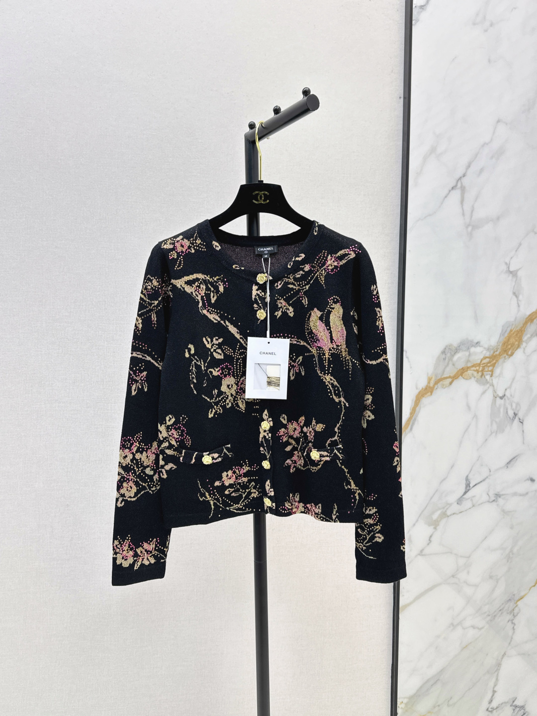 NO:450372,C home 25Ss———————The latest Chinese crochet knitted cardigan custom wool yarn weaving density fine knitted clear wool texture comfortable and skin-friendly Threaded round neck fall shoulder cut to create a lazy and relaxed feeling The whole body crochet craft restores the pattern of flower and leaf swallows. Matched with silver gorgeous and new Chinese style. Regular loose style. Inclusive body. Fashionable dressing style. SML, Chanel, alexander wang19860909C家 25Ss————早秋最新款中式钩花针织开衫定制羊毛纱线织造 密度细针织造 清晰毛感肌理 舒适亲肤 螺纹圆领落肩剪裁 穿出慵懒松弛感 通体钩花工艺还原花叶燕子图案 搭配银华丽不失新中式风格 常规宽松版型 包容身材 穿搭风格时髦 一色现货发售sml,,chanel,alexander wang,Women's clothing