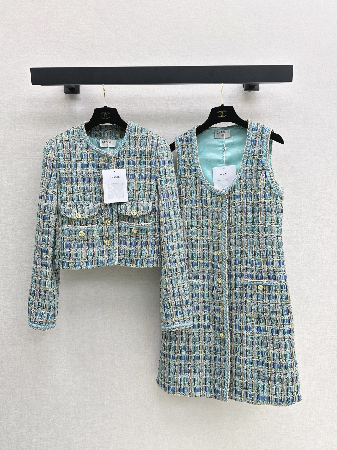 NO:450354,The same style for the show, C home 25Ss———The latest peacock blue braided jacket in autumn and winter, yb developed woven fabric, with a high-end color, the retro round neck is very elegant and generous ~ the waist-length style better modify the body proportions!  You can control the daily routine of the party venue. Recommend a set of matching. SML is available in stock, chanel, jackets & coats, alexander wang19860909走秀同款 C家 25Ss———秋冬最新款孔雀蓝编织外套yb开发编织面料 自带高级感的色系 复古的圆领非常优雅大方～齐腰版型更好的修饰身材比例！聚会场合日常都可驾驭 推荐一套搭配 一色现货发售sml,,chanel,jackets & coats,alexander wang,Women's clothing