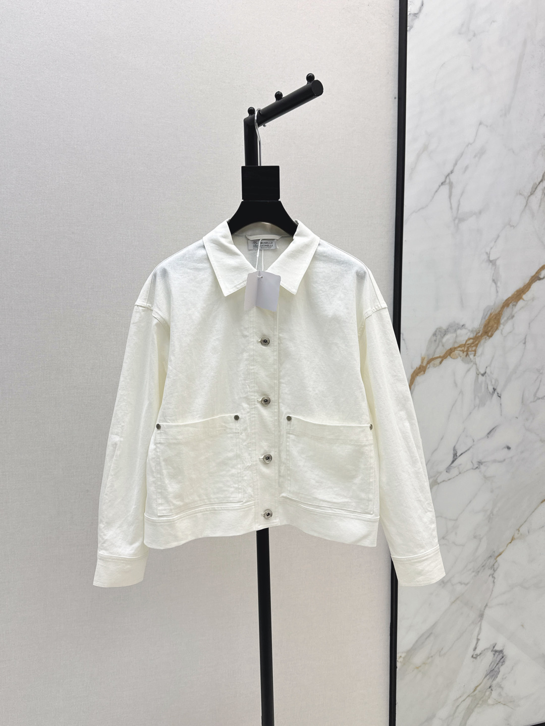 NO:450348,Bc 25Ss —————The latest old-fashion style old-fashion style casual double-pocket linen lapel jacket jacket imported 100% linen fabric light and breathable texture, excellent copper chain decoration Italian luxury minimalist style, cool and gentle classic H-style not picky on people's upper body, simple and generous style, very high-end temperament outfit, slack wardrobe essential items, one-color spot on sale sml,, jackets & coats, jackets & coats, alexander wang19860909Bc 25Ss ————早秋最新款老钱风休闲双口袋亚麻翻领夹克外套 进口百分百亚麻面料轻盈透气质感超赞 铜链装饰意式奢华极简风 飒爽温柔经典H版型不挑人上身超显瘦 简洁大方的款式 很显高级的气质穿搭 松弛感衣橱必备单品 一色现货发售sml,,jackets & coats,jackets & coats,alexander wang,Women's clothing