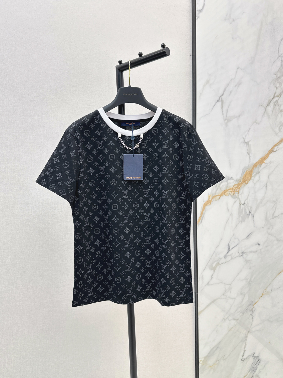 NO:450921,L Home 25Ss——————The latest presbyterian short-sleeved T-shirt in early autumn, fashionable matching items, BF boyfriend style, a must-have classic item every year, presbyterian effect is so eye-catching, it is fashionable to match with various coats, everyday wear and matching is unlimited, it will reduce age when you wear it. SML is available in stock,,louis vuitton, jackets & coats,T-shirt,tees,t-shirt,alexander wang19860909L家 25Ss————早秋最新款老花短袖T恤 时髦搭配单品 妥妥的BF男友风 每年必备的经典单品 老花效果太吸睛了 搭配各种外套都是加分时髦 日常穿着搭配无局限怎么穿都很减龄 一色现货发售sml,,louis vuitton,jackets & coats,T-shirt,tees，t-shirt,alexander wang,Women's clothing