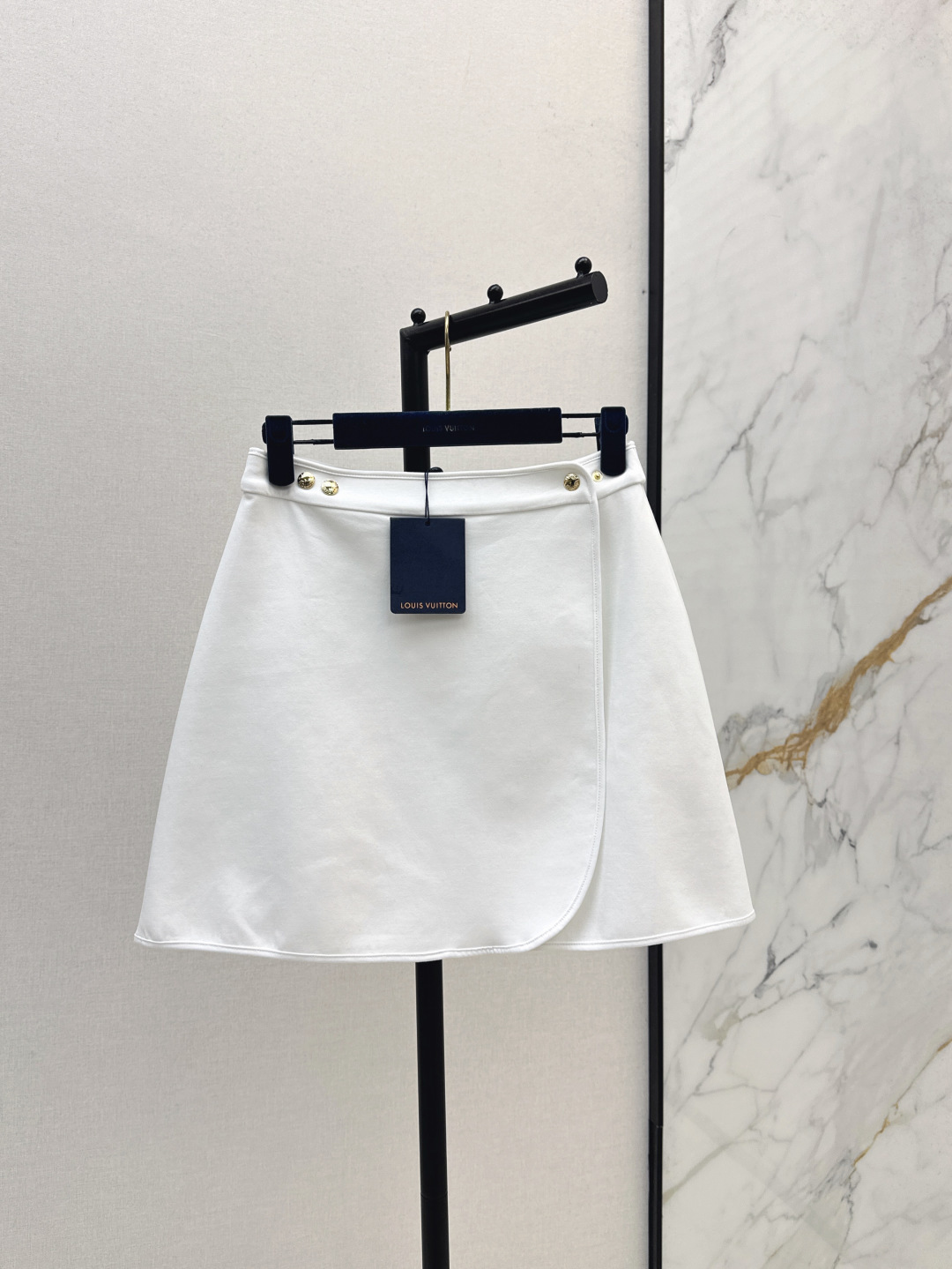 NO:450916,L Home 25Ss—————The latest one-piece wrap design skirt with early autumn. The customized gold buckle on the waist is very beautiful and eye-catching. One-piece design is very fashionable. The style is also very slim. The tops of all styles can be easily controlled. The upper body looks slim and high-end. Any combination is very age-reducing. Two colors are available for sale in stock., louis vuitton, skirts, alexander wang19860909L家 25Ss————早秋最新款一片式围裹设计裤裙 腰头上定制的金扣很好看很吸睛 一片式的设计 很特别的时髦感 版型也很显瘦 各种风格的上衣都能轻松驾驭 上身显瘦又高级 随便搭配都很减龄 两色现货发售sml,,louis vuitton,skirts,alexander wang,Women's clothing