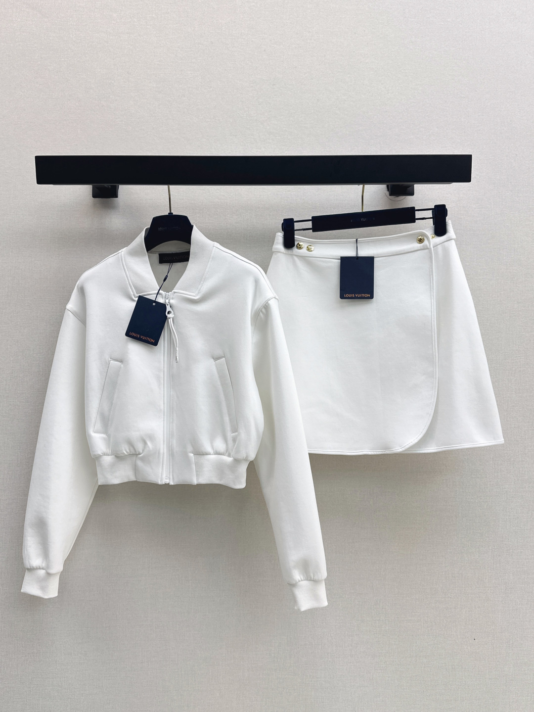 NO:450909,L family 25Ss——————The latest model of the latest stand-up collar short jacket jacket in early autumn, handsome and elegant, stand-up collar zipper jacket, the style is very versatile and slim, simple and retro and fashionable, low-key luxury logo without losing the sense of fashion, handsome and stylish, two colors are on sale in stock sml8,,louis vuitton, jackets & coats, jackets & coats, alexander wang19860909L家 25Ss————早秋最新款立领短款夹克外套 帅气又有气质 立领拉链外套 版型非常百搭显瘦 简单又复古时髦 低调奢华logo又不失时尚感 上身帅气又有型 两色现货发售sml8,,louis vuitton,jackets & coats,jackets & coats,alexander wang,Women's clothing