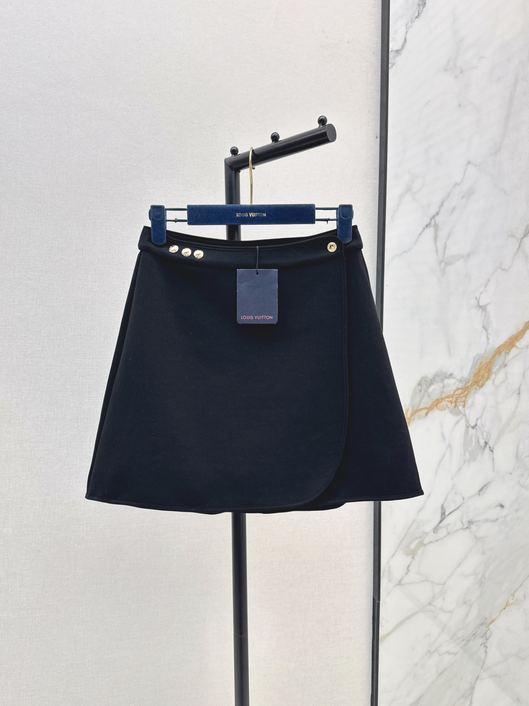 NO:450904,L Home 25Ss—————The latest one-piece wrap design skirt with early autumn. The customized gold buckle on the waist is very beautiful and eye-catching. One-piece design is very fashionable. The style is also very slim. The tops of all styles can be easily controlled. The upper body looks slim and high-end. Any combination is very age-reducing. Two colors are available for sale in stock., louis vuitton, skirts, alexander wang19860909L家 25Ss————早秋最新款一片式围裹设计裤裙 腰头上定制的金扣很好看很吸睛 一片式的设计 很特别的时髦感 版型也很显瘦 各种风格的上衣都能轻松驾驭 上身显瘦又高级 随便搭配都很减龄 两色现货发售sml,,louis vuitton,skirts,alexander wang,Women's clothing