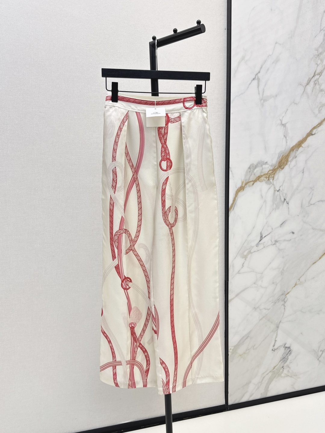 NO:450890,Her 25Ss———The latest model of early autumn pattern positioning printed silk wide-leg straight-leg pants 100% silk twill texture is excellent!  Temperament toothpick line press-pleated straight pants are casual and generous, beautiful color matching, full positioning printing, super high-end, elastic waist design design, not picky for people, super slim, one color is available in stock, smlxl, real silk, alexander wang19860909Her 25Ss————早秋最新款图案定位印花真丝阔腿直筒裤百分百真丝斜纹绸质感超赞！气质牙签线压褶直筒裤型随性大方 绝美配色全定位印花超高级 后腰松紧设计版型不挑人上身超显瘦 一色现货发售smlxl,,real silk,alexander wang,Women's clothing