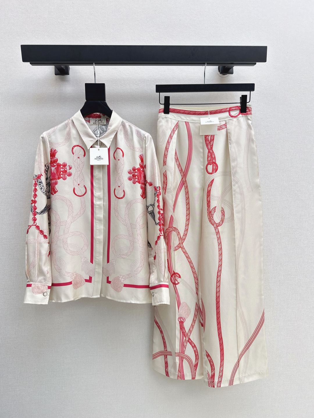 NO:450885,Her 25Ss————The latest pattern positioning printed silk shirts in early autumn are 100% silk twill texture, the temperament small lapels are loose in style, casual and generous, the beautiful color matching is full positioning printed super high-end. The style is not picky and the upper body is super slim. One color is available in stock, sml, shirts, real silk, alexander wang19860909Her 25Ss————早秋最新款图案定位印花真丝衬衫百分百真丝斜纹绸质感超赞 气质小翻领宽松版型随性大方 绝美配色全定位印花超高级.版型不挑人上身超显瘦 一色现货发售sml,,shirts,real silk,alexander wang,Women's clothing