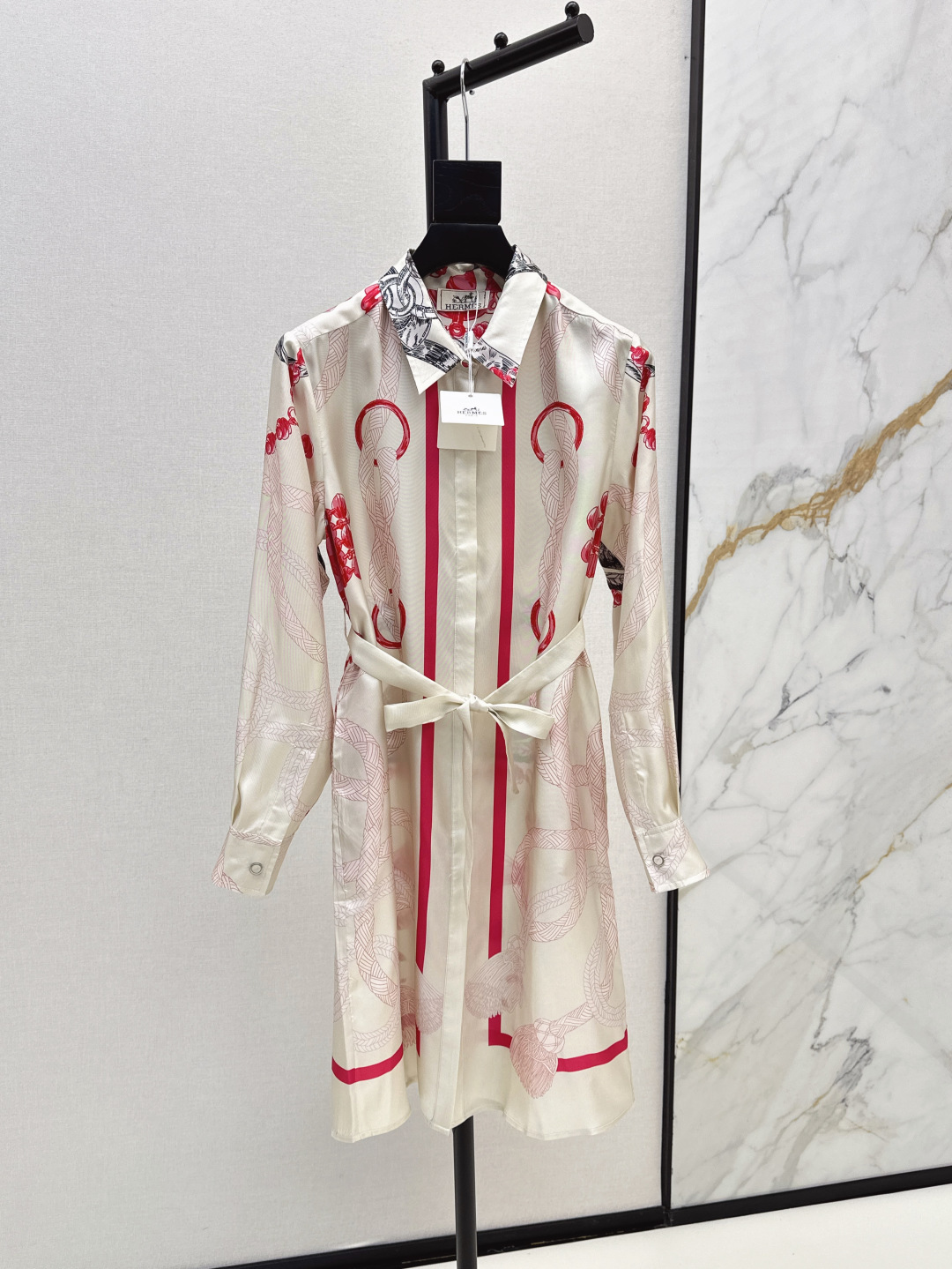 NO:450880,Her 25Ss—————The latest style of early autumn positioning pattern printed shirt collar dress 100% twill silk silk fabric, white and rich beauty must have versatile items, fully positioned printing, temperamental small lapel H-style simple and elegant, casual belt and upper body look super slim, one-color spot on sale, sml, skirts, shirts, real silk, alexander wang19860909Her 25Ss————早秋最新款定位图案印花衬衫领连衣裙百分百斜纹绸真丝面料 白富美必备百搭单品 全定位印花 气质小翻领H版型简约大气 随性系上腰带上身超显瘦 一色现货发售sml,,skirts,shirts,real silk,alexander wang,Women's clothing