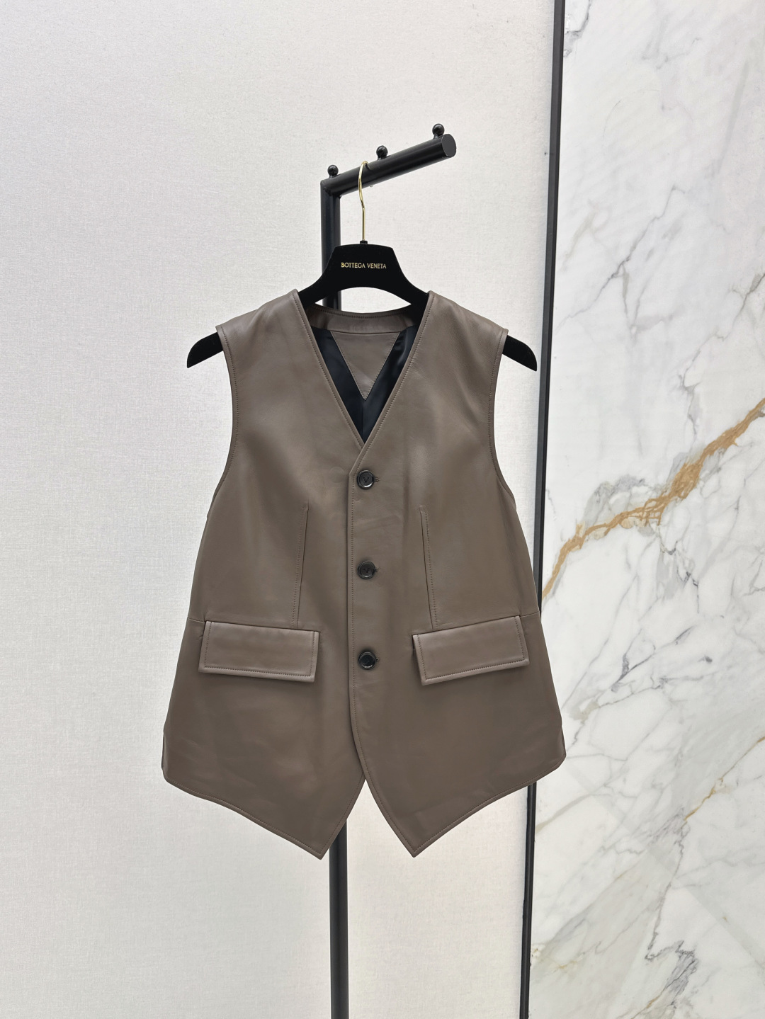 NO:450875,Exclusive first Bv 25Ss————The latest retro modern and fashionable essential leather vest imported 100% lambskin fabric. The leather is oily, soft and delicate. Retro American. A and casual lazy style. Temperament and high-end style. The perfect style is A and sassy and cool. Two colors are on sale in stock. SML, bottega veneta, sheepskin, alexander wang19860909独家首发 Bv 25Ss————春夏最新款复古摩登时髦精必备皮马甲进口百分百小羊皮面料  皮质肉感油润柔软又细腻 复古美式 又A又飒随性的慵懒风 气质时髦又高级 完美版型上身又A又飒 两色现货发售sml,,bottega veneta,sheepskin,alexander wang,Women's clothing