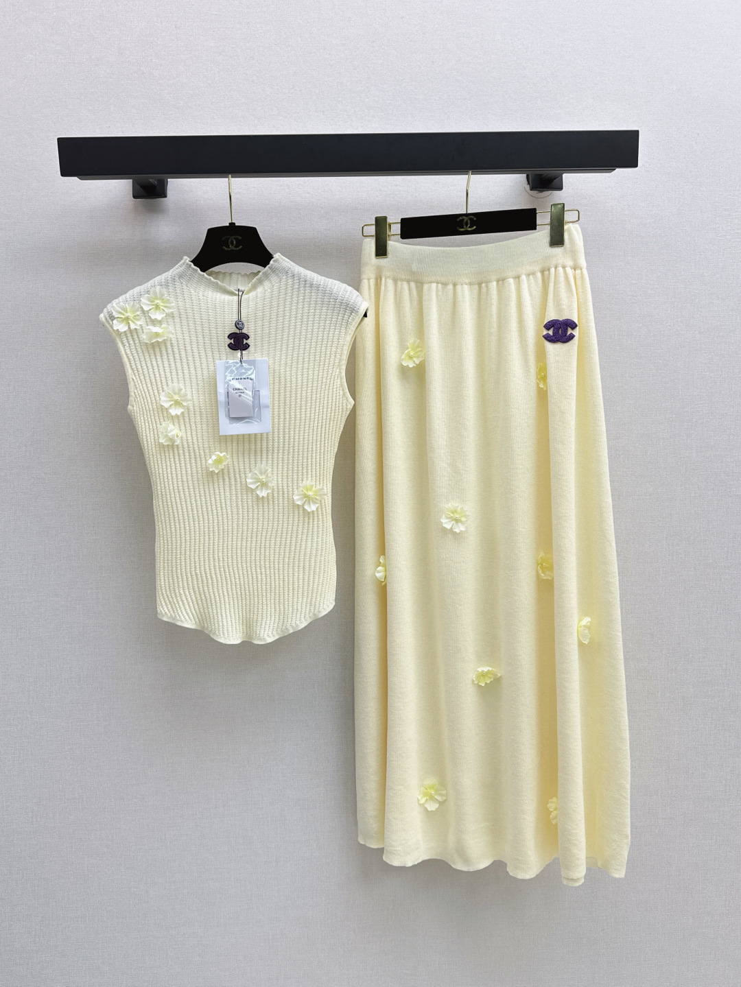 NO:450871,C home 25Ss———————The latest new three-dimensional flower knitted suit for early autumn, sleeveless top + long elastic waist skirt, wool yarn woven elastic and comfortable, breathable and easy to wear, micro high neck with vertical pit strip texture, make it look slimmer with fit fabric, iconic double C logo embellishment in front of the neck, slanted shoulders embellished three-dimensional camellia decoration, highlighting the rich girlish feeling, inclusive figure, fashionable and slimming, easy to control during daily travel or party, one set, two colors are available in stock, sml, chanel, skirts, alexander wang19860909C家 25Ss————早秋最新款新品立体花朵针织套装 无袖上衣+长款松紧腰半裙 羊毛纱线织造弹力舒适 透气好穿 微高领搭配竖坑条纹理 配合贴身面料更显瘦 领前标志性双C徽标点缀 斜肩点缀立体山茶花装饰 凸显富家千金感 包容身材 时髦显瘦 日常出行或聚会轻松驾驭 一套出 两色现货发售sml,,chanel,skirts,alexander wang,Women's clothing