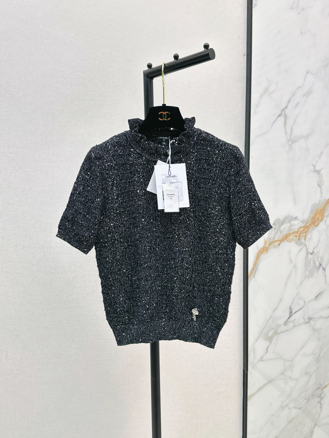 NO:450908,C home 25Ss——————The latest style of early autumn fungus lace stand-collar knitted short-sleeved top cashmere wool yarn wool yarn exquisite small stand-collar knitted short-sleeved version The collar is outlined with three-dimensional fungus pleats and lace. Full details. The iconic double C logo embellishes gold and silver threads to make the retro golden style strong, age-reducing slack, daily use of three-color spot sml, chanel, T-shirt, alexander wang19860909C家 25Ss————早秋最新款木耳花边立领针织短袖上衣羊绒羊毛纱线织造 精致小立领针织短袖版型 领边以立体木耳褶皱花边勾勒 细节满分 标志性双C徽标点缀 金银丝线融入 让复古千金风格强烈 减龄松弛 日常随意驾驭 三色现货发售sml,,chanel,T-shirt,alexander wang,Women's clothing