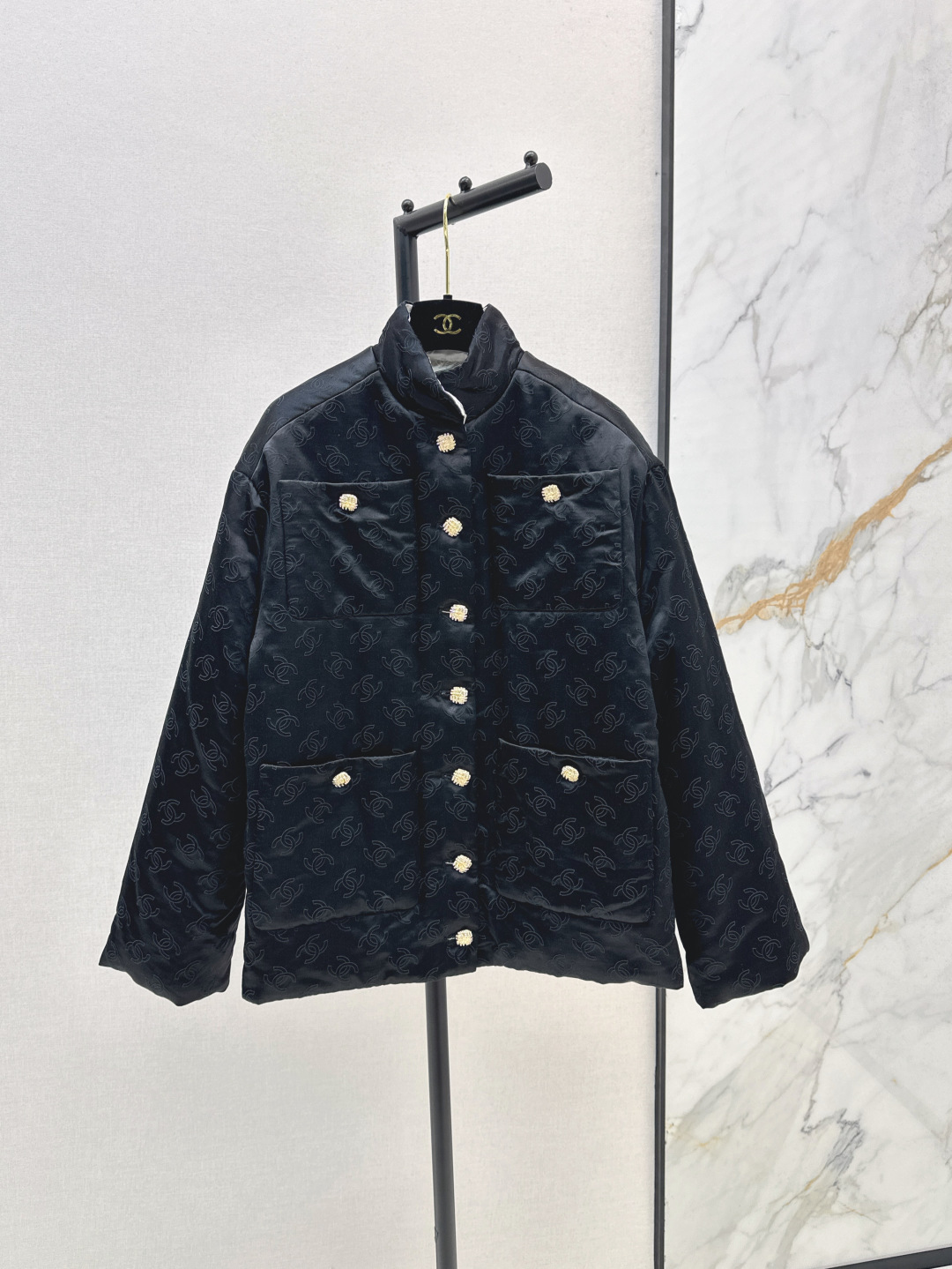 NO:450898,Exclusive first launch C home 25Ss———The latest black and white color satin cotton jacket with autumn and winter, the best must-have for this season. 3D three-dimensional tailoring, new Chinese retro style, H-style upper body, huge slim, and a handsome and famous girlish style. A must-have high-end item for white, rich and beautiful!  Original custom quilted cotton double c jacquard silk satin fabric, one color spot on sale sml, chanel, jackets & coats, real silk, alexander wang19860909独家首发 C家 25Ss————秋冬最新款黑白配色缎面棉服外套 本季最佳必入绝绝子 3D立体剪裁新中式复古风格H版型上身巨显瘦 自带气场帅气名媛少女风 白富美必备高级单品！原版定制绗缝充棉双c提花真丝缎面料 一色现货发售sml,,chanel,jackets & coats,real silk,alexander wang,Women's clothing