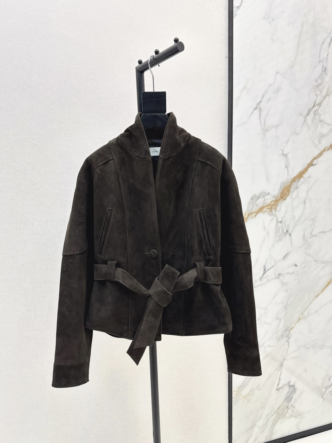 NO:453595,High-end quality control must be included Row 25Ss—————The latest suede jacket with 100% imported suede lambskin fabric overzise silhouette cut, tough and soft, back lines are full of pleated details, handsome, versatile and slim, retro modern casual and casual girl wardrobe must have fashionable items, two colors are available for sale in stock, sml, jackets & coats, jackets & coats, sheepskin, chamois leather, alexander wang19860909高端品质控必入 Row 25Ss————早秋最新款麂皮绒夹克外套百分百进口麂皮绒小羊皮面料 overzise廓形感剪裁 硬朗中不失柔美 后背线条压褶细节感拉满 版型上身帅气百搭又显瘦 复古摩登休闲率性的少女衣橱必备时髦单品 两色现货发售sml,,jackets & coats,jackets & coats,sheepskin,chamois leather,alexander wang,Women's clothing