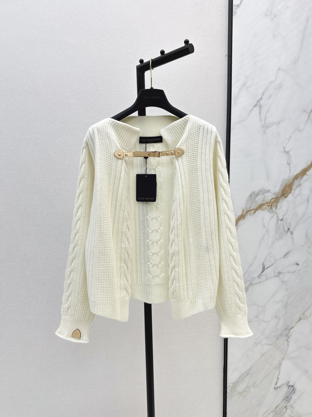 NO:450878,Exclusive first release L family 25Ss————The latest high-quality high-spirited outfit new cashmere jacket original custom armband decoration full details, heavy craftsmanship full hand-made oil edge craft, positioning Swiss woven three-dimensional ribbed pit strip crimping process, deconstructive lines contrasting colors add a fashionable atmosphere, 100% cashmere yarn texture is excellent, the style is not picky for people, the upper body looks huge and slim, one color is on sale in stock,, louis vuitton, jackets & coats, alexander wang19860909独家首发 L家 25Ss————秋冬最新款高智感穿搭新品羊绒外套原版定制袖标装饰 细节满分 重工艺全手工油边工艺 定位瑞士机织立体罗纹坑条绞花工艺 解构主义线条撞色再添时髦气息 百分百山羊绒纱线质感超赞 版型不挑人上身巨显瘦 一色现货发售sml,,louis vuitton,jackets & coats,alexander wang,Women's clothing