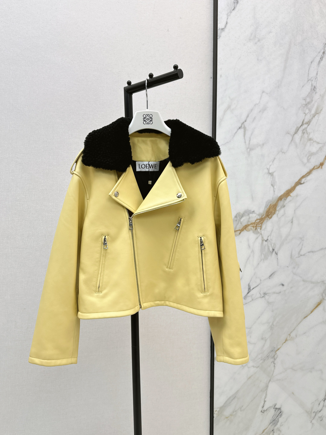 NO:450873,Loe 25Ss———The latest contrasting lamb fur collar decorative leather jacket in autumn and winter. This sun-yellow leather jacket is so amazing!  Short motorcycle style design, super body proportions, brown lamb fur spliced ​​collar, handsome and fashionable, texture collision with smooth leather, exquisite zipper details, multiple pockets are practical and add a cool feeling, the low-key brand logo behind it shows style, whether it is matched with jeans or short skirts, it can easily become the focus of the street, exuding unique charm, two colors are on sale in stock, sml, loewe, skirts, jeans, jackets & coats, jackets & coats, leather jacket, alexander wang19860909Loe 25Ss————秋冬最新款撞色羊羔毛领装饰皮夹克外套这件太阳黄色皮衣太惊艳啦！短款机车风设计 超显身材比例 棕色羊羔毛拼接的领子 帅气又时髦 与光滑的皮革形成质感碰撞 拉链细节精致 多个口袋实用又增添酷感 背后低调的品牌标识尽显格调 无论是搭配牛仔裤还是短裙 都能让你轻松成为街头焦点 散发独特魅力 两色现货发售sml,,loewe,skirts,jeans,jackets & coats,jackets & coats,leather jacket,alexander wang,Women's clothing