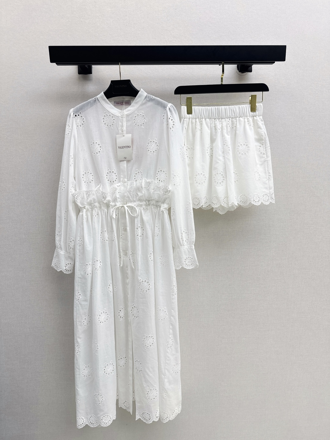 NO:450864,VLTN 25Ss—————The latest model of early autumn South French holiday style hollow embroidery two-piece set, shirt long skirt + elastic waist shorts, drawstring waist-hugging, not picky, lotus leaf lace splicing, elegant and sweet, fairy-like upper body so beautiful that there are no friends, the romance of the wind is elegant and gorgeous, heavy embroidered silk cotton fabric, breathable and comfortable, one set, one color is available in stock, sml, skirts, shorts, shirts, alexander wang19860909VLTN 25Ss————早秋最新款南法度假风镂空绣花两件套 衬衫长裙+松紧腰短裤 抽绳收腰不挑人 荷叶花边拼接优雅甜美 小仙气上身美到没朋友 拉风浪漫自带优雅华丽感 重磅绣花丝绵面料 透气舒适 一套出 一色现货发售sml,,skirts,shorts,shirts,alexander wang,Women's clothing