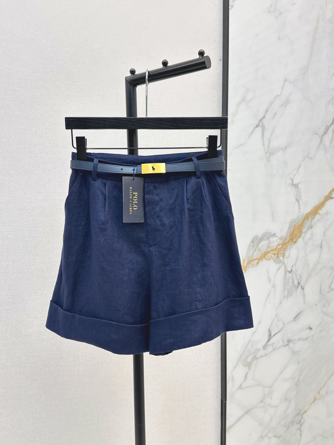 NO:450859,Exclusive first launch RL 25Ss——————The latest custom belt decorative minimalist style shorts with high intelligence outfits, medium and high waist pleated curly design, distribution metal buckle waist bag with intellectual and elegant upper body, lazy and casual high-end items, pear-shaped body outfit, full of details, low-key and luxurious, highly recommended for personal versatile items, two colors for sale in stock, sml, shorts, alexander wang19860909独家首发 RL 25Ss————早秋最新款定制腰带装饰极简风短裤高智感穿搭 中高腰褶饰卷边设计 配送金属扣腰袋上身知性大气 慵懒随性的高级单品 梨形身材的穿搭天菜 细节感满满低调奢华 强烈推荐自留百搭单品 两色现货发售sml,,shorts,alexander wang,Women's clothing