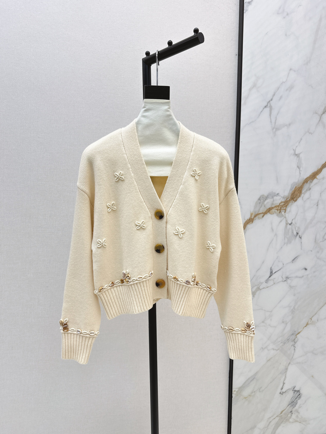 NO:451617,Fashionable design 25Ss——————The latest three-dimensional flower decoration V-neck cardigan in early autumn, exquisite small flower embroidery embellishment, with shell buttons, V-neck design makes you look slim, cuffs and hem are decorated with small flowers, very design sense, simple and versatile, one-color spot on sale, sml, alexander wang19860909时髦设计 25Ss————早秋最新款立体花朵装饰V领开衫 精致小花刺绣点缀 配贝壳纽扣 V领设计显瘦 袖口和下摆都有小花装饰 很有设计感 版型简约又百搭 一色现货发售sml,,alexander wang,Women's clothing