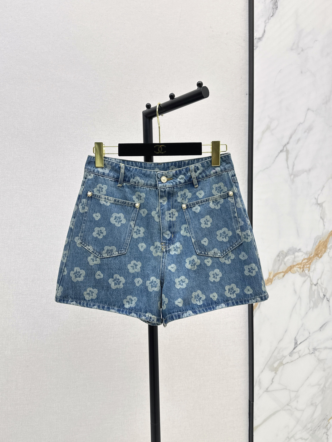 NO:451607,C home 25Ss——————The latest logo printed denim series of early autumn, vest jacket + shorts + skirt + trousers, super fashionable new denim jeans, personalized tones, cool and cool, delicate and cotton-like texture, natural, skinny and soft, super beautiful!  Very good details and workmanship. SML is available in stock. Short, Chanel, skirts, shorts, jackets & coats, alexander wang19860909C家 25Ss————早秋最新款logo印花牛仔一系列 马甲外套+短裤+半裙+长裤 超时髦新款丹宁牛仔 个性色调上身又酷又飒爽 纹理细腻棉感自然 既有筋骨感又不失柔软 超级漂亮！细节做工超级好 一色现货发售sml 短,,chanel,skirts,shorts,jackets & coats,alexander wang,Women's clothing