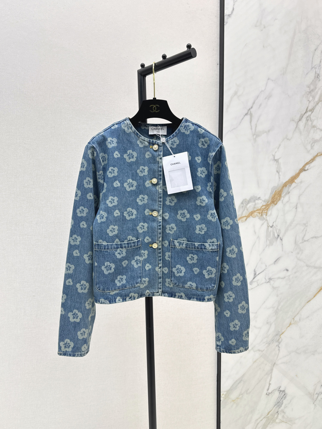 NO:451602,C home 25Ss——————The latest logo printed denim series of early autumn, vest jacket + shorts + skirt + trousers, super fashionable new denim jeans, personalized tones, cool and cool, delicate and cotton-like texture, natural, skinny and soft, super beautiful!  Super good details and workmanship. SML jackets are available in stock, Chanel, skirts, shorts, jackets & coats, alexander wang19860909C家 25Ss————早秋最新款logo印花牛仔一系列 马甲外套+短裤+半裙+长裤 超时髦新款丹宁牛仔 个性色调上身又酷又飒爽 纹理细腻棉感自然 既有筋骨感又不失柔软 超级漂亮！细节做工超级好 一色现货发售sml 外套,,chanel,skirts,shorts,jackets & coats,alexander wang,Women's clothing