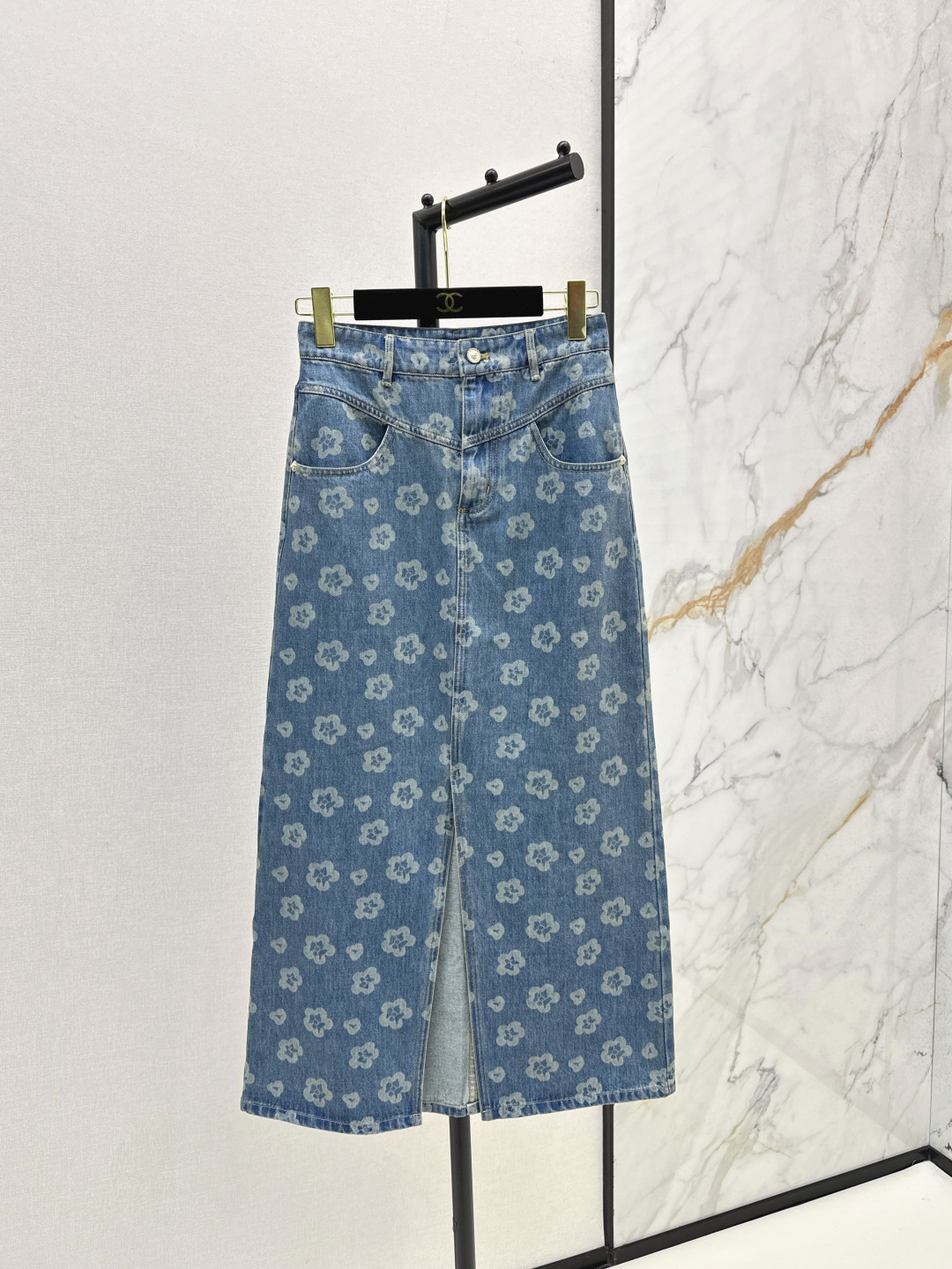 NO:451597,C home 25Ss——————The latest logo printed denim series of early autumn, vest jacket + shorts + skirt + trousers, super fashionable new denim jeans, personalized tones, cool and cool, delicate and cotton-like texture, natural, skinny and soft, super beautiful!  Very good details and workmanship. One-size spot sml half, chanel, skirts, shorts, jackets & coats, alexander wang19860909C家 25Ss————早秋最新款logo印花牛仔一系列 马甲外套+短裤+半裙+长裤 超时髦新款丹宁牛仔 个性色调上身又酷又飒爽 纹理细腻棉感自然 既有筋骨感又不失柔软 超级漂亮！细节做工超级好 一色现货发售sml 半,,chanel,skirts,shorts,jackets & coats,alexander wang,Women's clothing