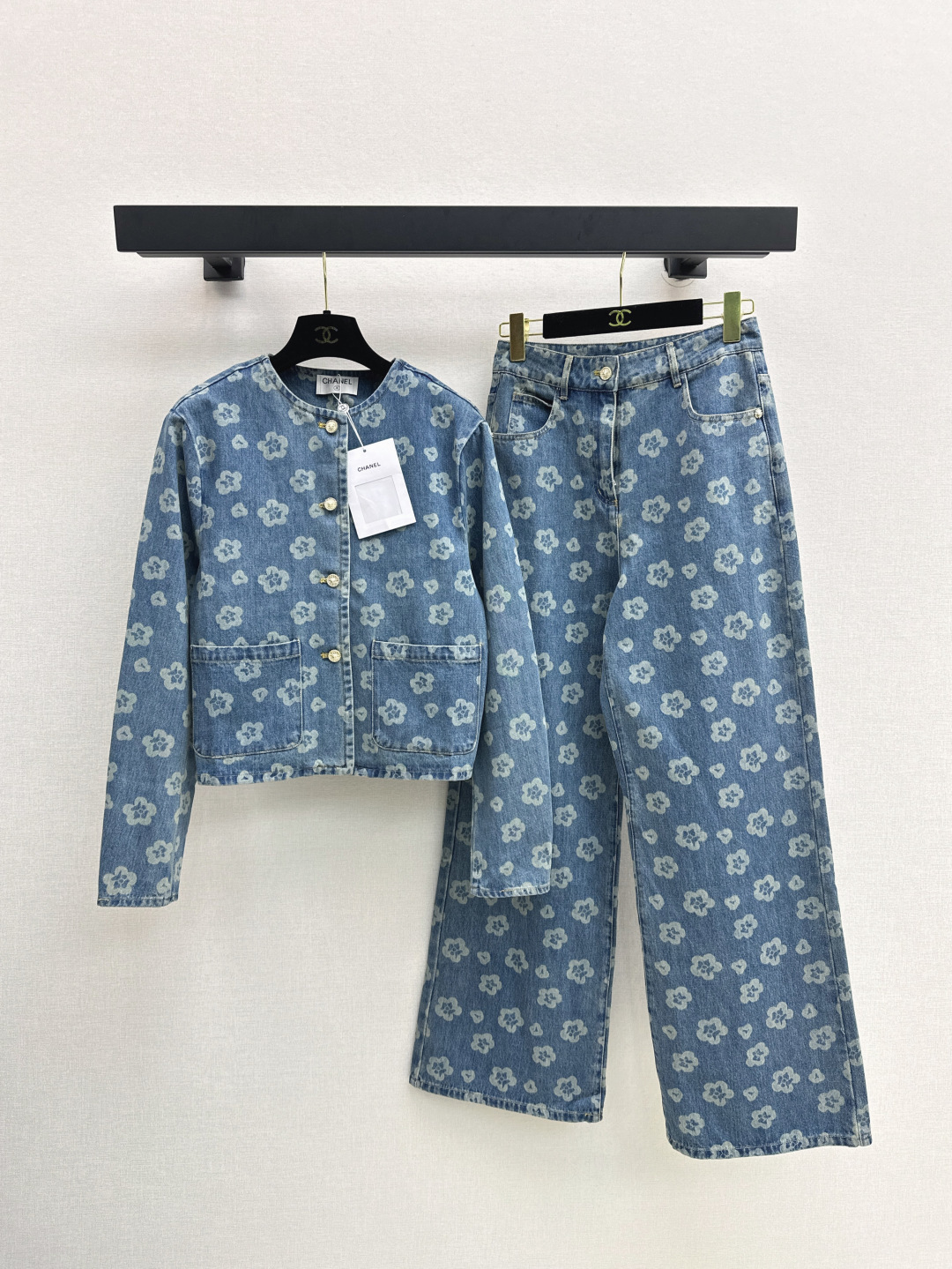 NO:451641,C home 25Ss——————The latest logo printed denim series of early autumn, vest jacket + shorts + skirt + trousers, super fashionable new denim jeans, personalized tones, cool and cool, delicate and cotton-like texture, natural, skinny and soft, super beautiful!  Very good details and workmanship. SML trousers, Chanel, skirts, shorts, jackets & coats, alexander wang19860909C家 25Ss————早秋最新款logo印花牛仔一系列 马甲外套+短裤+半裙+长裤 超时髦新款丹宁牛仔 个性色调上身又酷又飒爽 纹理细腻棉感自然 既有筋骨感又不失柔软 超级漂亮！细节做工超级好 一色现货发售sml  长裤,,chanel,skirts,shorts,jackets & coats,alexander wang,Women's clothing