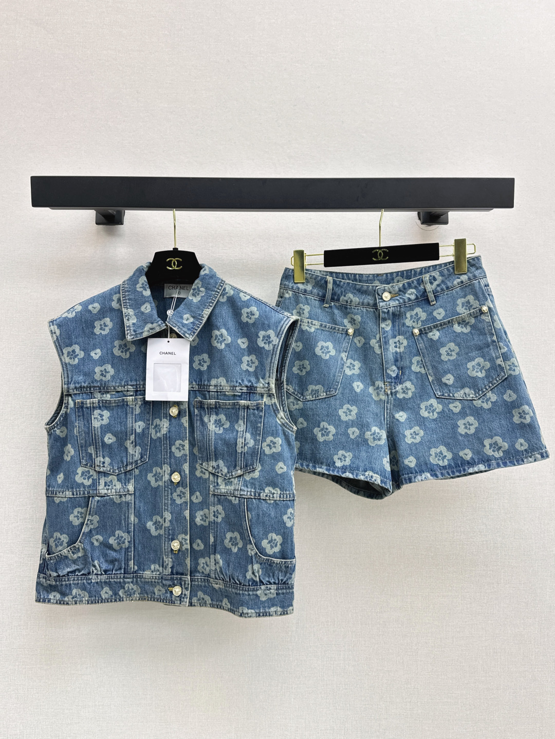 NO:451635,C home 25Ss——————The latest logo printed denim series of early autumn, vest jacket + shorts + skirt + trousers, super fashionable new denim jeans, personalized tones, cool and cool, delicate and cotton-like texture, natural, skinny and soft, super beautiful!  Super good details and workmanship. SML vests, Chanel, skirts, shorts, jackets & coats, alexander wang19860909C家 25Ss————早秋最新款logo印花牛仔一系列 马甲外套+短裤+半裙+长裤 超时髦新款丹宁牛仔 个性色调上身又酷又飒爽 纹理细腻棉感自然 既有筋骨感又不失柔软 超级漂亮！细节做工超级好 一色现货发售sml 马甲,,chanel,skirts,shorts,jackets & coats,alexander wang,Women's clothing