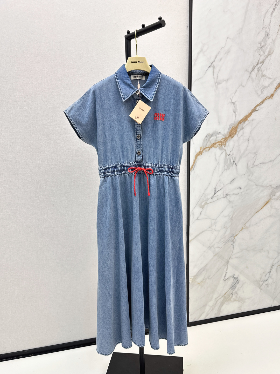 NO:451624,Miu 25Ss—————The latest model of long-shoulder-decorated denim dress with early autumn. The shoulder-drop + drawstring waist-hugging skirt cut out the loose and neat dress atmosphere. Create a free and generous urban style. Optimize the proportions and show the neat lines. Handsome and mature retro atmosphere. Customer-supplied high-woven denim fabric. The fabric is skin-friendly and comfortable. The drapes are very good. Two colors are available for sale in stock. Sml, miumiu, skirts, alexander wang.19860909Miu 25Ss————早秋最新款落肩长款牛仔连衣裙 落肩+抽绳收腰裙摆剪裁 勾勒松弛利落的穿着氛围 塑造自在大方的都市风格 优化比例同时展现利落线条感 帅性又有轻熟的复古气息 客供髙织牛仔面料 面料亲肤舒适 垂坠感很好 两色现货发售sml,,miumiu,skirts,alexander wang,Women's clothing