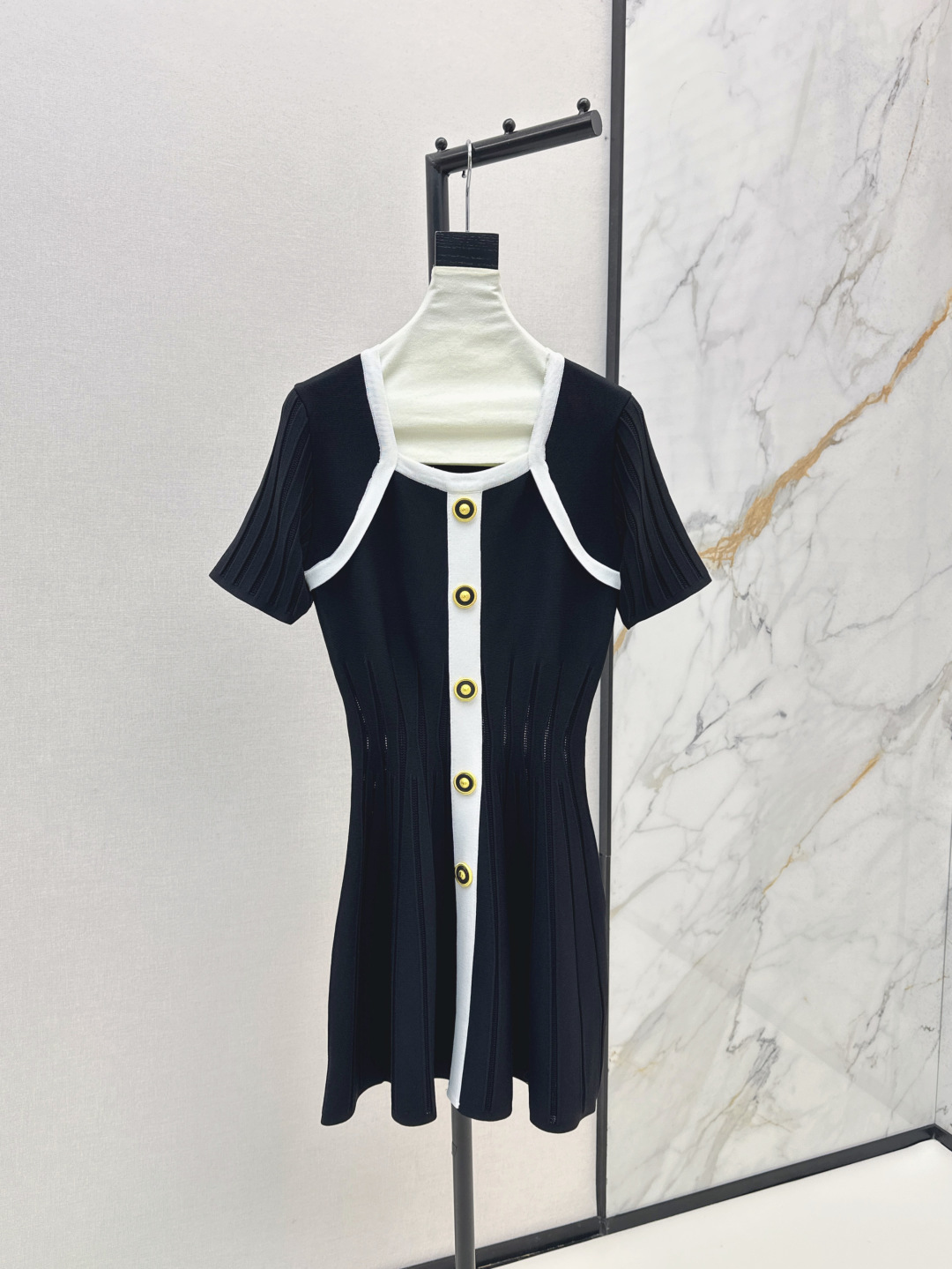 NO:451619,Bal 25Ss—————The latest style of early autumn splicing contrasting waist-hugging dress with three-dimensional waist-hugging skirt with modern and handsome golden buttons are exquisitely embellished. The noble and rich feel is gentle and elegant. The three-dimensional cut and slim fit style makes the upper body look slim and tall. The imported fabric is super texture. One-color spot is available for sale sml, skirts, alexander wang19860909Bal 25Ss————早秋最新款拼接撞色收腰连衣裙立体收腰裙摆摩登帅气 金色纽扣精巧點点缀造型 贵气千金感温柔又有气质 立体剪裁修身版型上身显瘦显高挑 进口面料质感超赞 一色现货发售sml,,skirts,alexander wang,Women's clothing