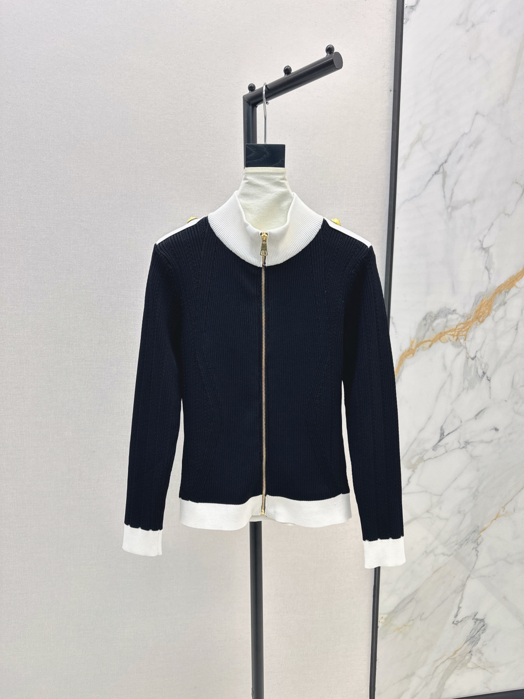 NO:451614,Bal 25Ss—————The latest style of early autumn spliced ​​contrasting stand collar knitted jacket modern and handsome gold zipper design exquisite embellishment style noble and rich, gentle and elegant, slim and tall, imported fabrics are super texture, one-color spot on sale sml, Jackets & coats, alexander wang19860909Bal 25Ss————早秋最新款拼接撞色立领针织外套摩登帅气 金色拉链设计 精巧點点缀造型 贵气千金感温柔又有气质 上身显瘦显高挑 进口面料质感超赞 一色现货发售sml,,jackets & coats,alexander wang,Women's clothing