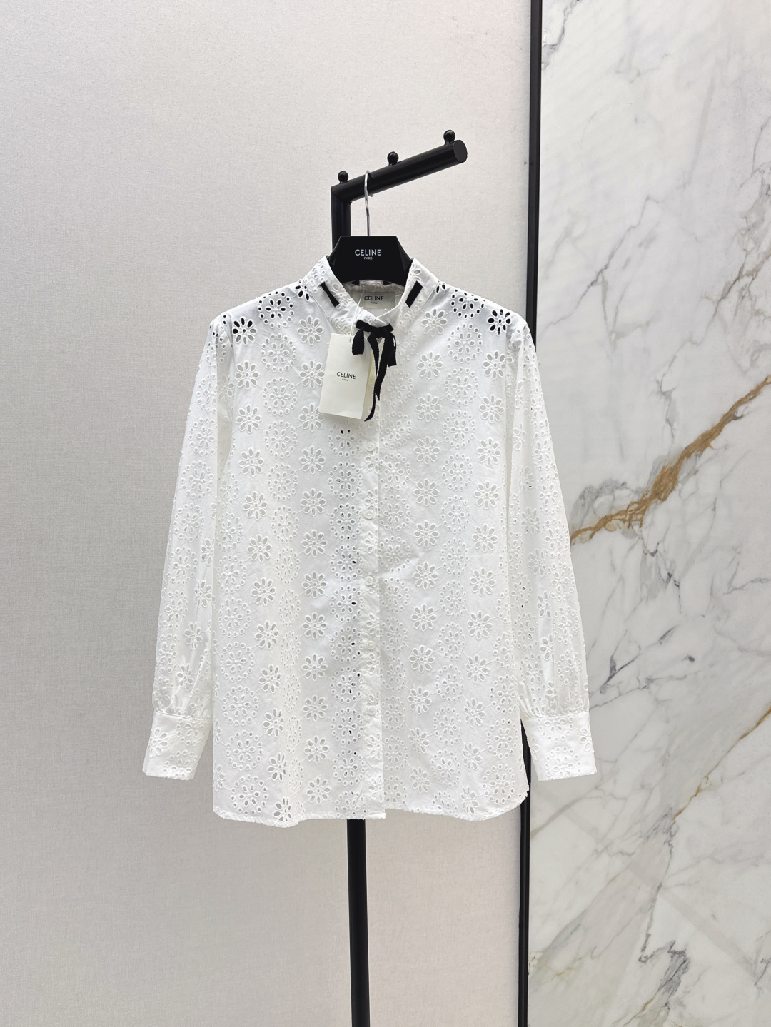 NO:451609,VLTN 25Ss————The latest holiday French romantic daisy sangalo round neck shirt pure cotton hollow embroidered fabric drawstring ribbon bow tie retro sweet style so beautiful that I have no friends. The dotted diamond fritillar buckle embellishes with elegant and gorgeous feeling. White and rich beauty must be purchased. SML, Shirts, alexander wang19860909VLTN 25Ss————早秋最新款度假法式浪漫雏菊桑加洛圆领衬衫纯棉镂空绣花面料 抽绳缎带蝴蝶结系带 复古甜美风气质上身美到没朋友 点钻贝母扣点缀自带优雅华丽感 白富美必入 一色现货发售sml,,shirts,alexander wang,Women's clothing
