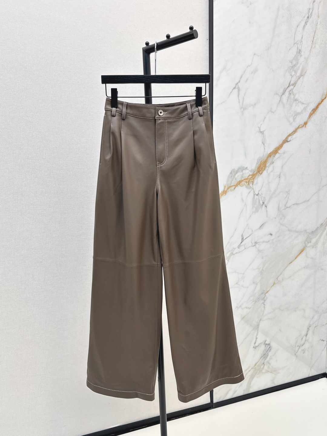 NO:451613,Bc 25Ss———The latest handsome and fashionable leather suit in autumn and winter, small short silhouette leather jacket + straight pants, 100% small wool fabric, high-quality texture, the back collar is decorated with BC classic decoration, noble and elegant, two colors are developed, spot sml pants,, jackets & coats, alexander wang19860909Bc 25Ss————秋冬最新款帅气时髦皮套装小短款廓形皮外套+直筒裤 百分百小羊毛面料 质感高级 后领采用BC经典装饰 高贵又优雅 两色分开发 现货发售sml 裤,,jackets & coats,alexander wang,Women's clothing