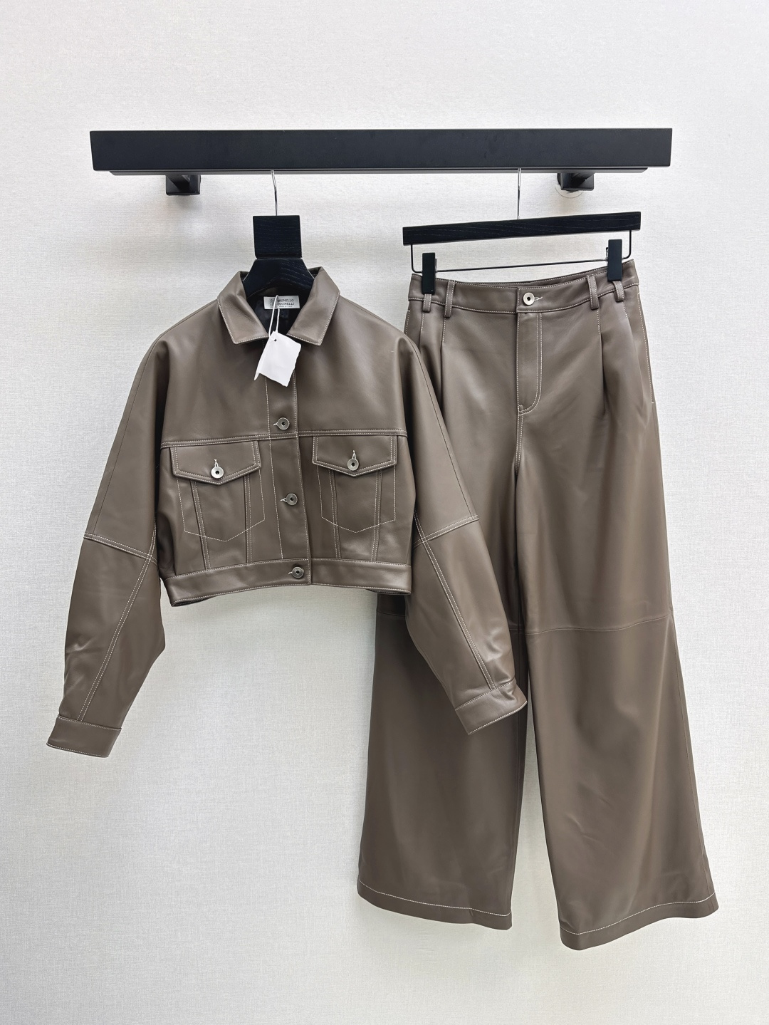 NO:451608,Bc 25Ss———The latest handsome and fashionable leather suit in autumn and winter, small short silhouette leather jacket + straight pants, 100% small wool fabric, high-quality texture, the back collar is decorated with BC classic decoration, noble and elegant, two colors are developed in stock, sml jacket,, jackets & coats,alexander wang19860909Bc 25Ss————秋冬最新款帅气时髦皮套装小短款廓形皮外套+直筒裤 百分百小羊毛面料 质感高级 后领采用BC经典装饰 高贵又优雅 两色分开发 现货发售sml 外套,,jackets & coats,alexander wang,Women's clothing