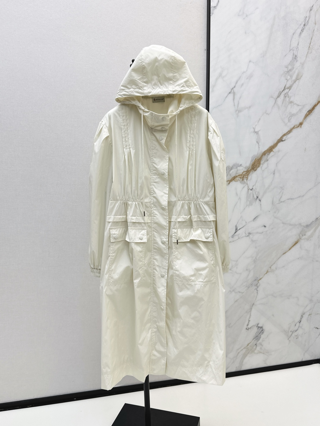 NO:451596,Mc 25Ss————————The latest French hooded drawstring waist-hugging long windbreaker temperament high-waist drawstring design style cut without picking up the figure, casual and elegant girlish style, customized windbreaker fabric, high-quality texture, must-have versatile items this season, one-size spot sale, spot sale, sml, hats, alexander wang19860909Mc 25Ss—————早秋最新款法式连帽抽绳收腰长款风衣气质高腰抽绳设计版型剪裁 不挑身材 上身休闲优雅少女风 定制风衣面料 质感高级 本季必入百搭单品 一色现货发售现货发售sml,,hats,alexander wang,Women's clothing